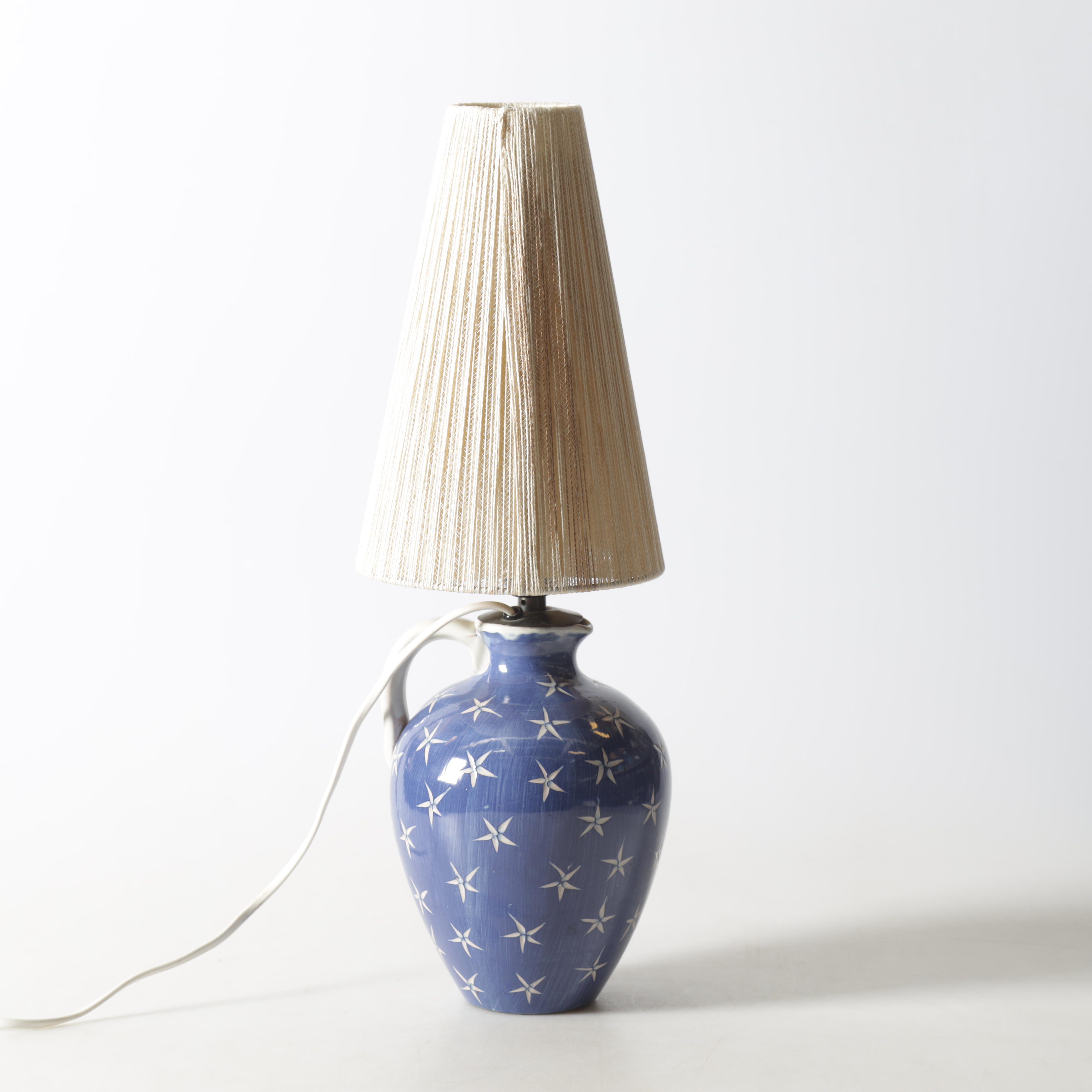 INGRID ATTERBERG. bordslampa, omgjord kanna, keramik, "Star", Uppsala-Ekeby, 1900-talets mitt.