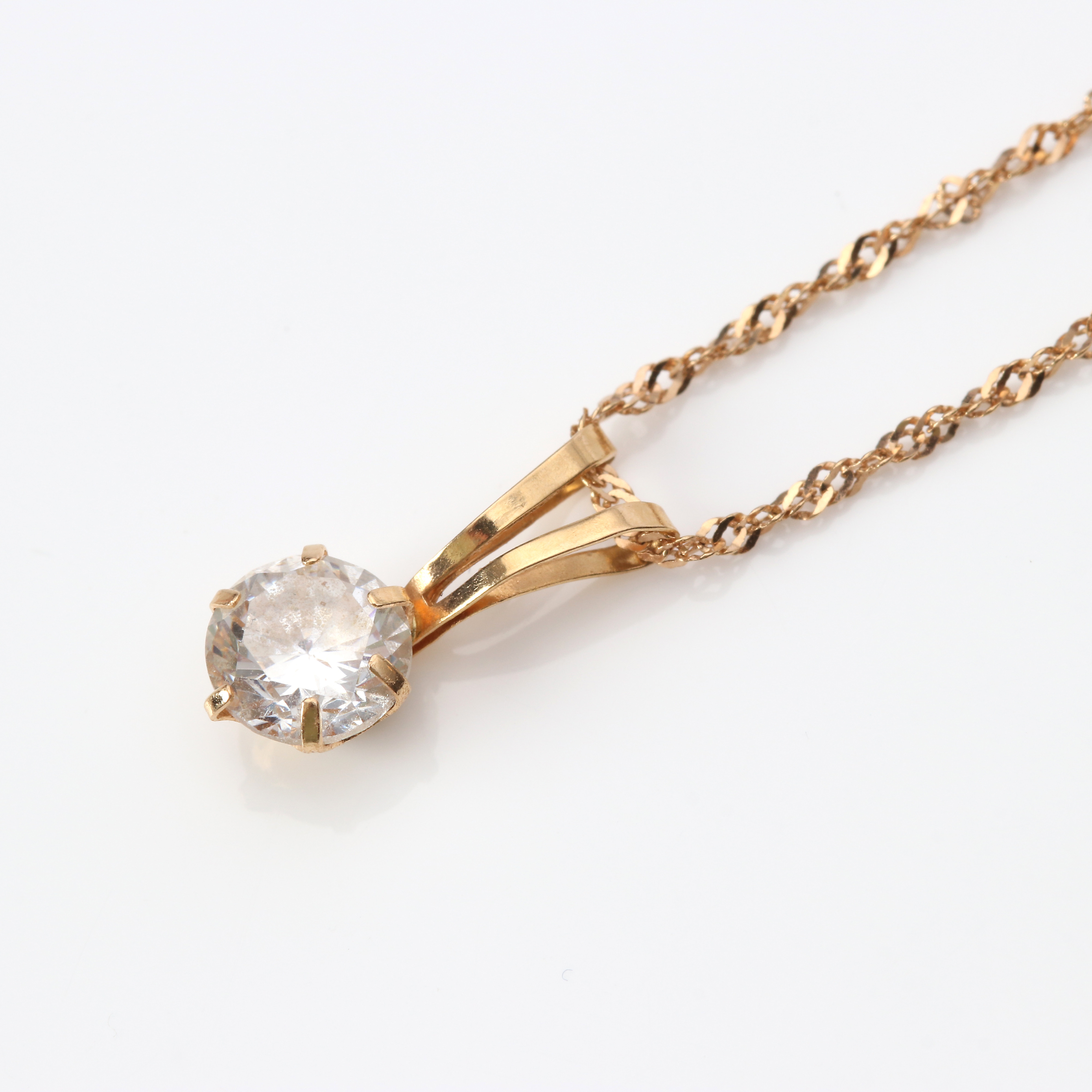 HALSBAND, SINGAPORELÄNK. 18k guld, hänge med en färglös sten, totalvikt ca 1,7 gram.