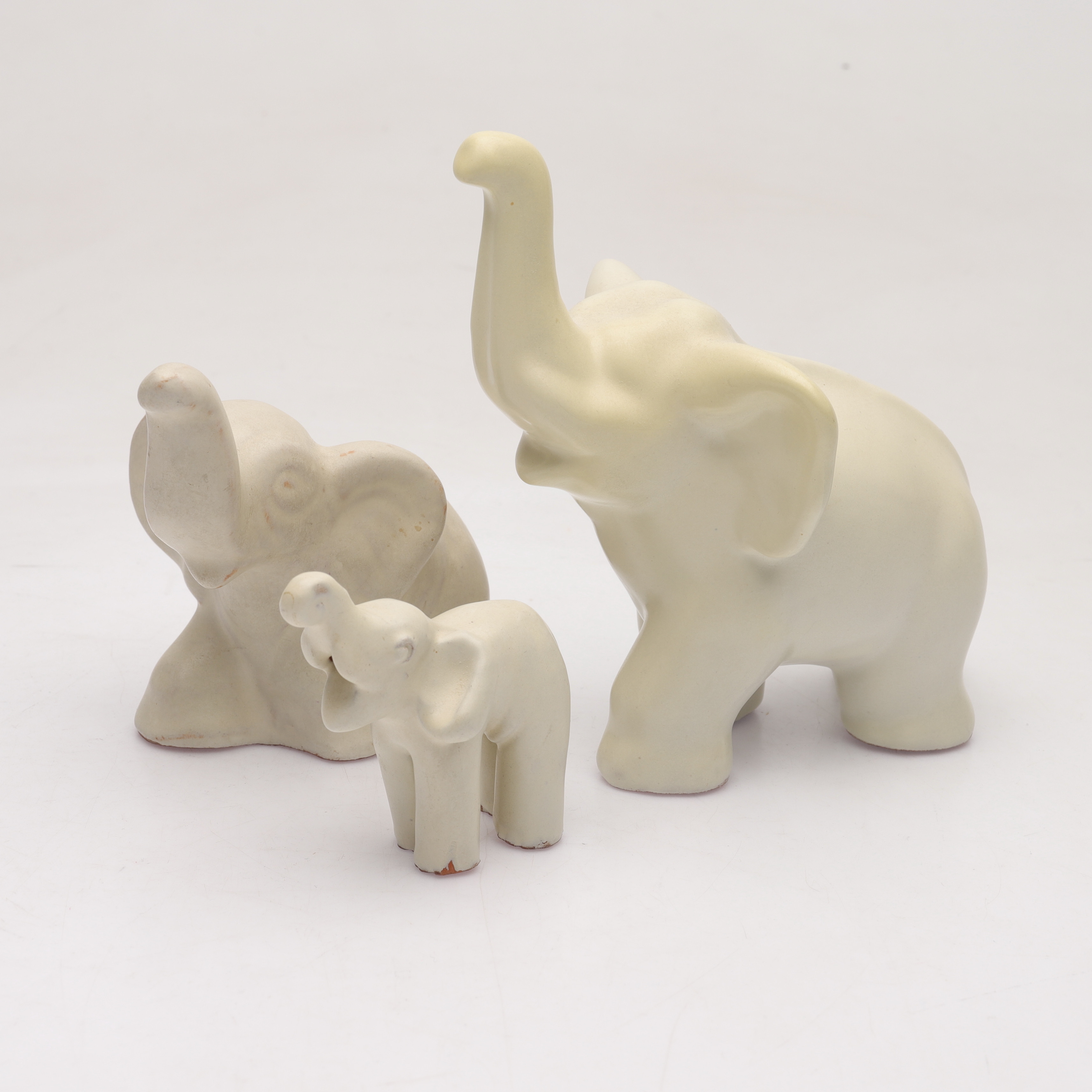 FIGURINER, elefanter, 3 st, glaserat lergods, delvis Folke och Elsa Jernberg.