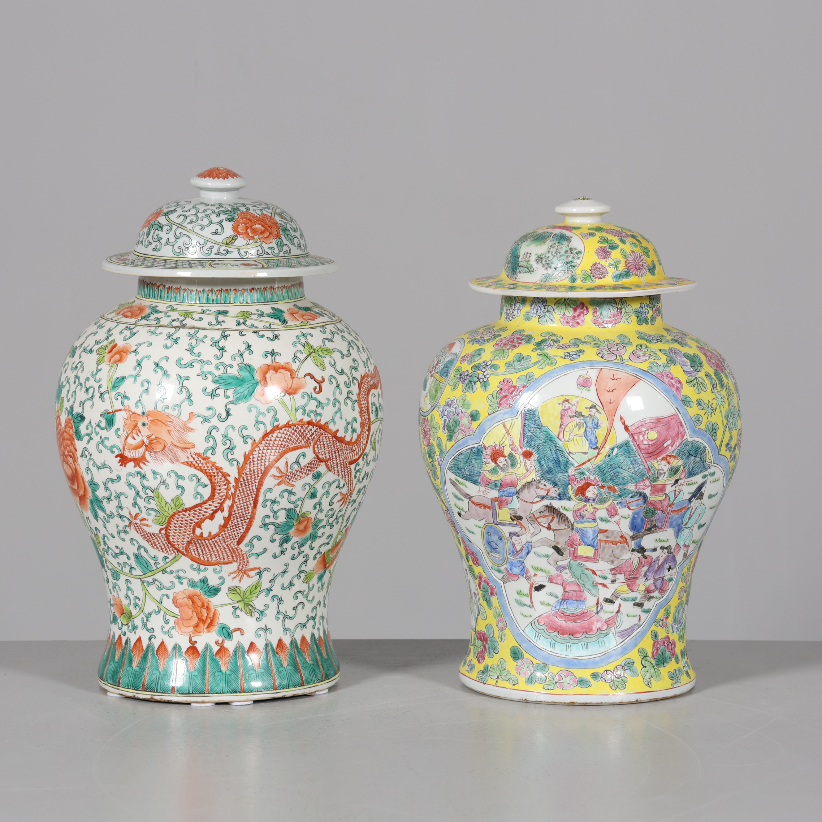 LOCKURNOR, 2 stycken, porslin, Kina, 18/1900-tal.