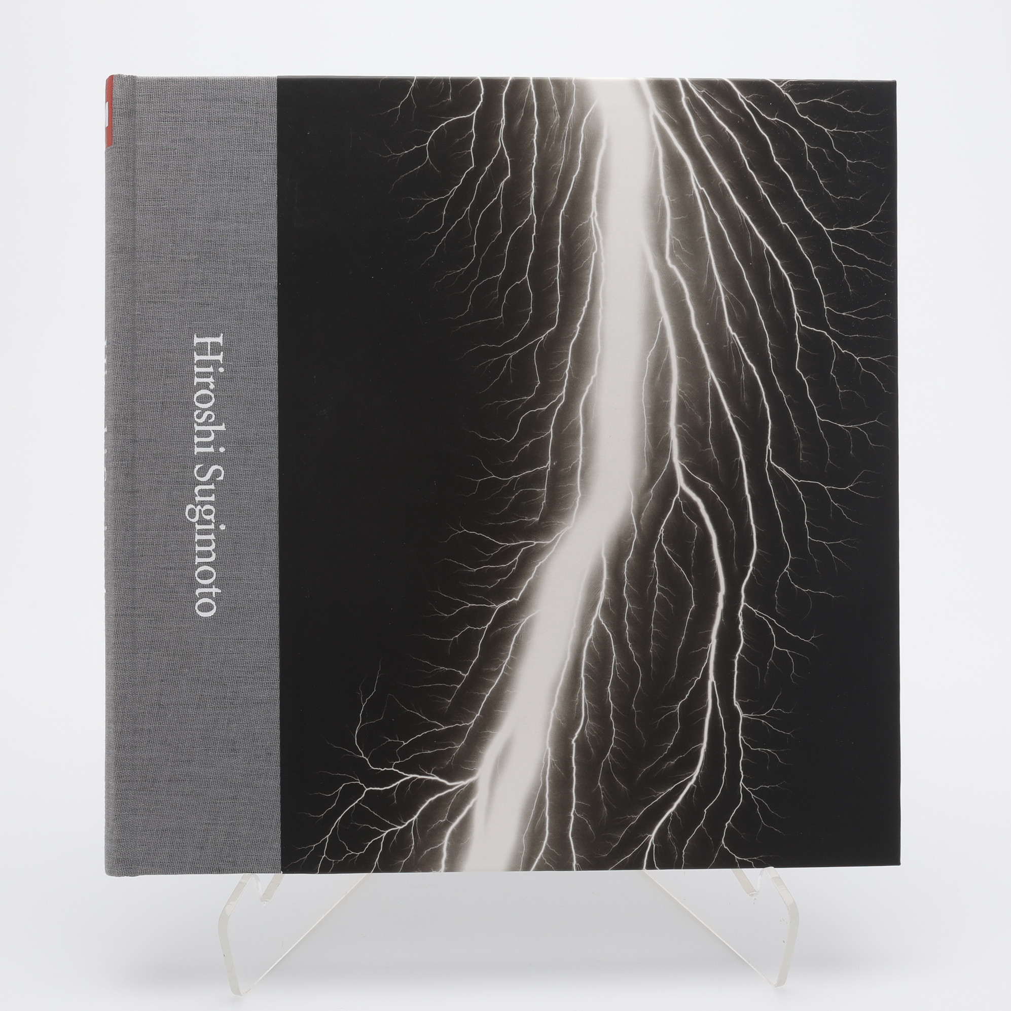 FOTO. DEN JAPANSKE FOTOGRAFEN HIROSHI SUGIMOTOS APERTURE-MONOGRAFI "BLACK BOX" I FÖRSTA AMERIKANSKA UPPLAGAN, 2016.