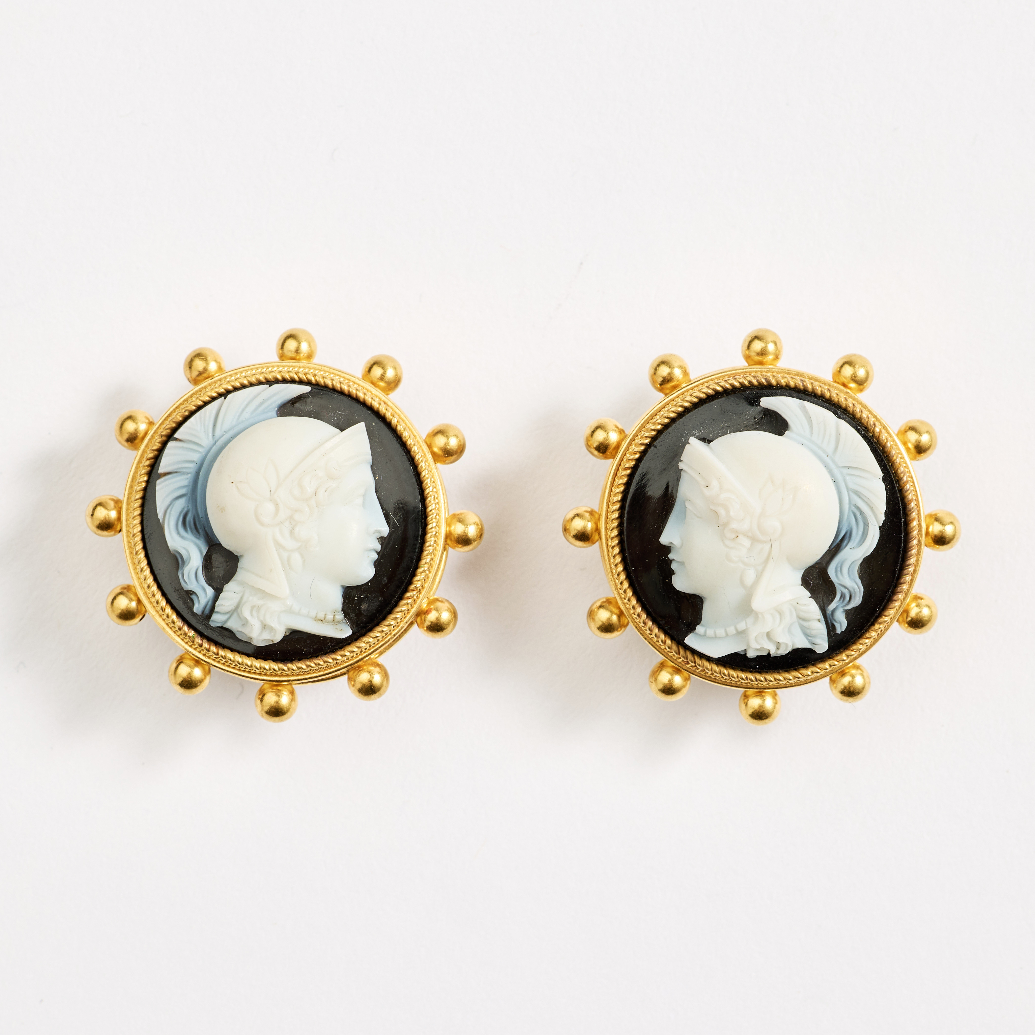 Manschettknappar, ett par, 18K guld med svart sardonyx kamé, 1870/80-tal.