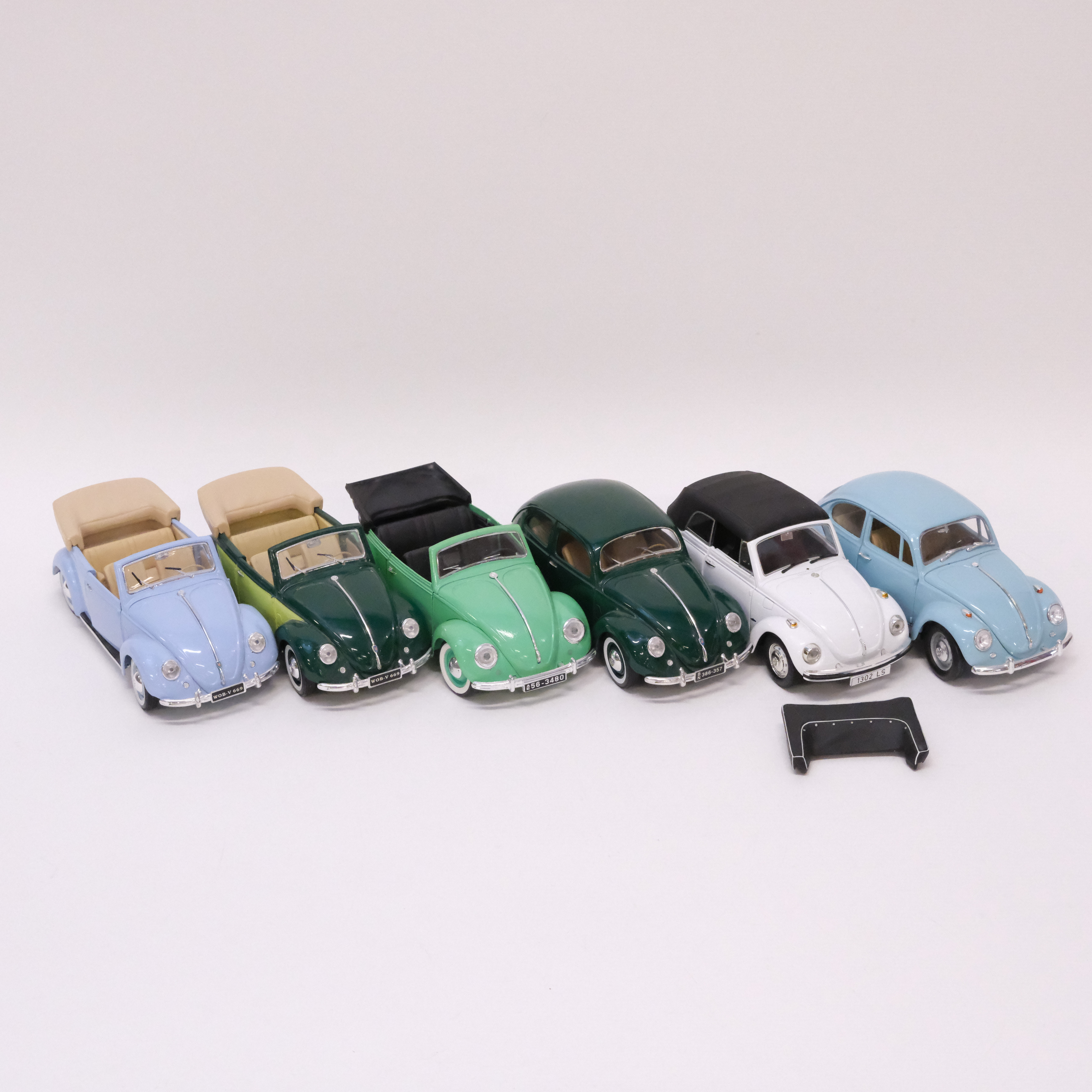 SEX MODELLBILAR, VOLKSWAGEN BEETLE-FORDON. REVELL, MAISTO, SOLIDO OCH ROADLEGENDS. SKALA 1:18.