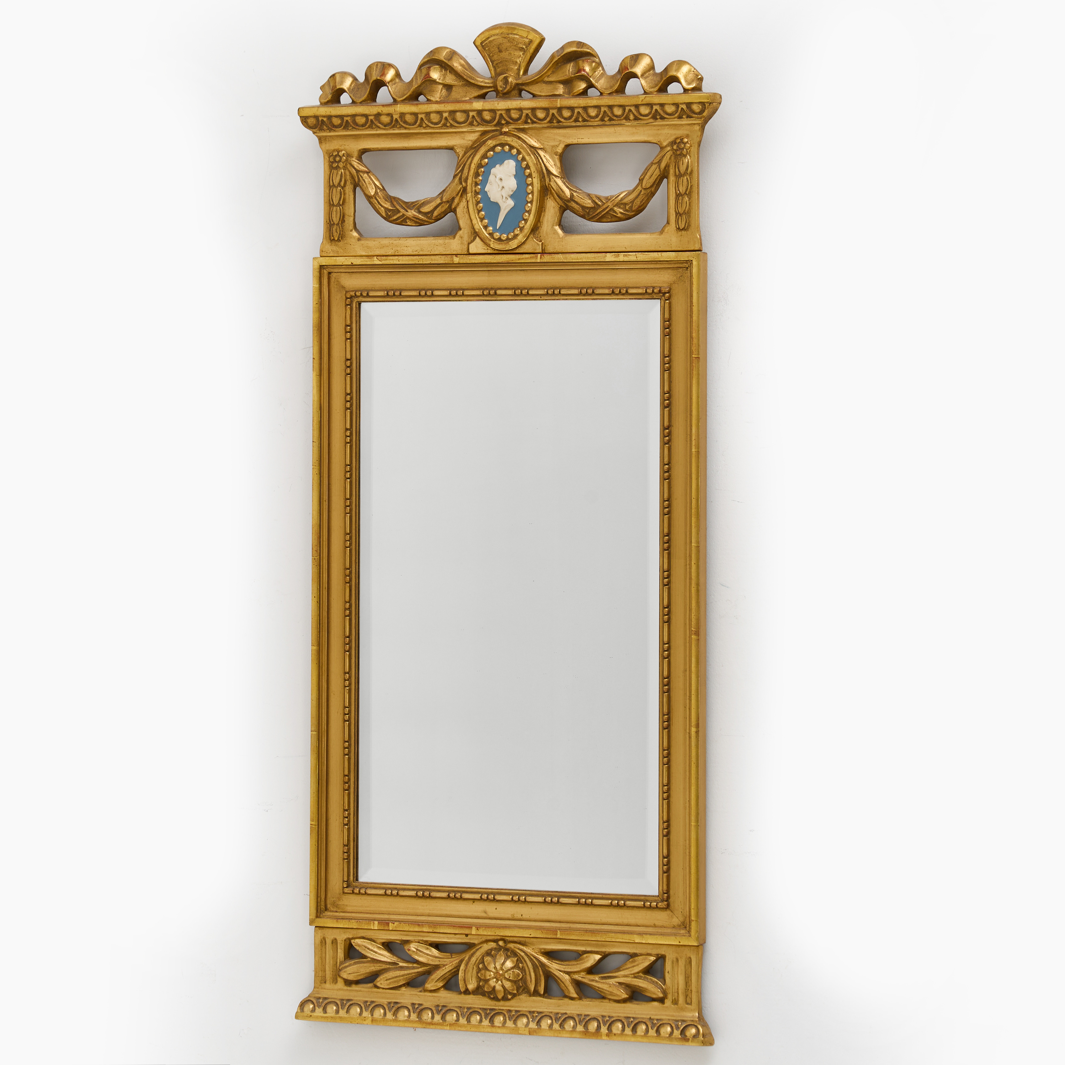 SPEGEL, gustaviansk stil, 1900-talets andra hälft, med porträttmedaljong, förgylld träskuren ram med genombruten dekor.