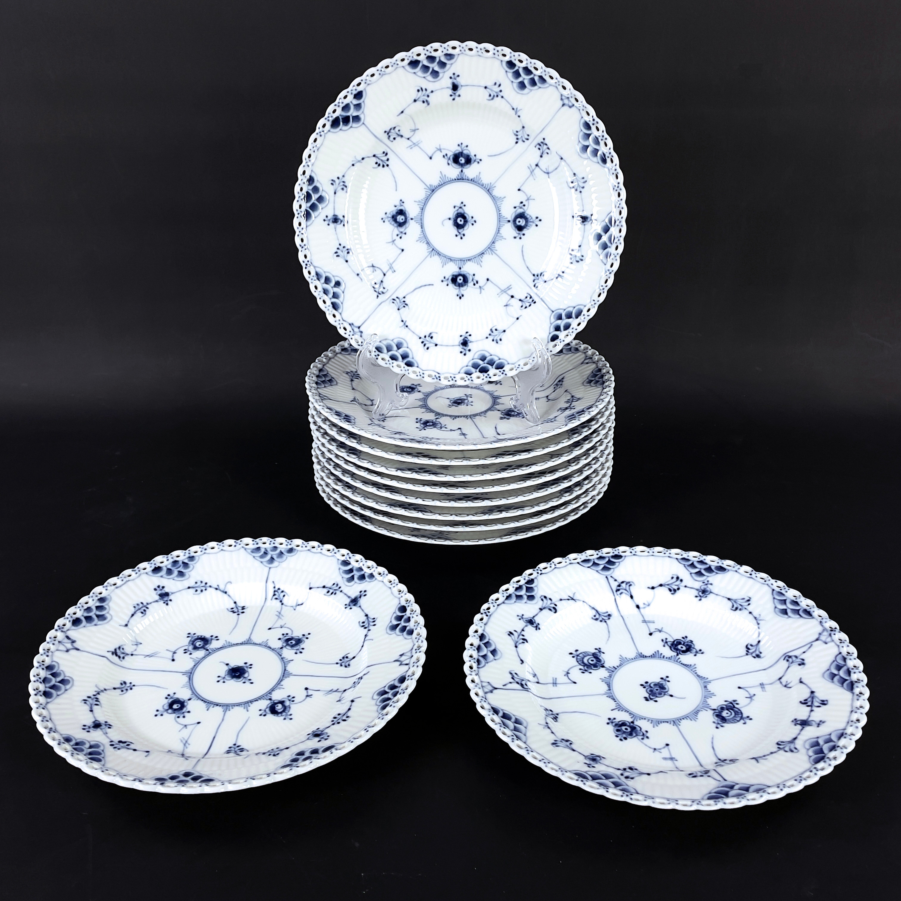 TALLRIKAR, "Musselmalet", 11 st, nr 1085, helblond, Royal Copenhagen, Danmark. Första sortering.