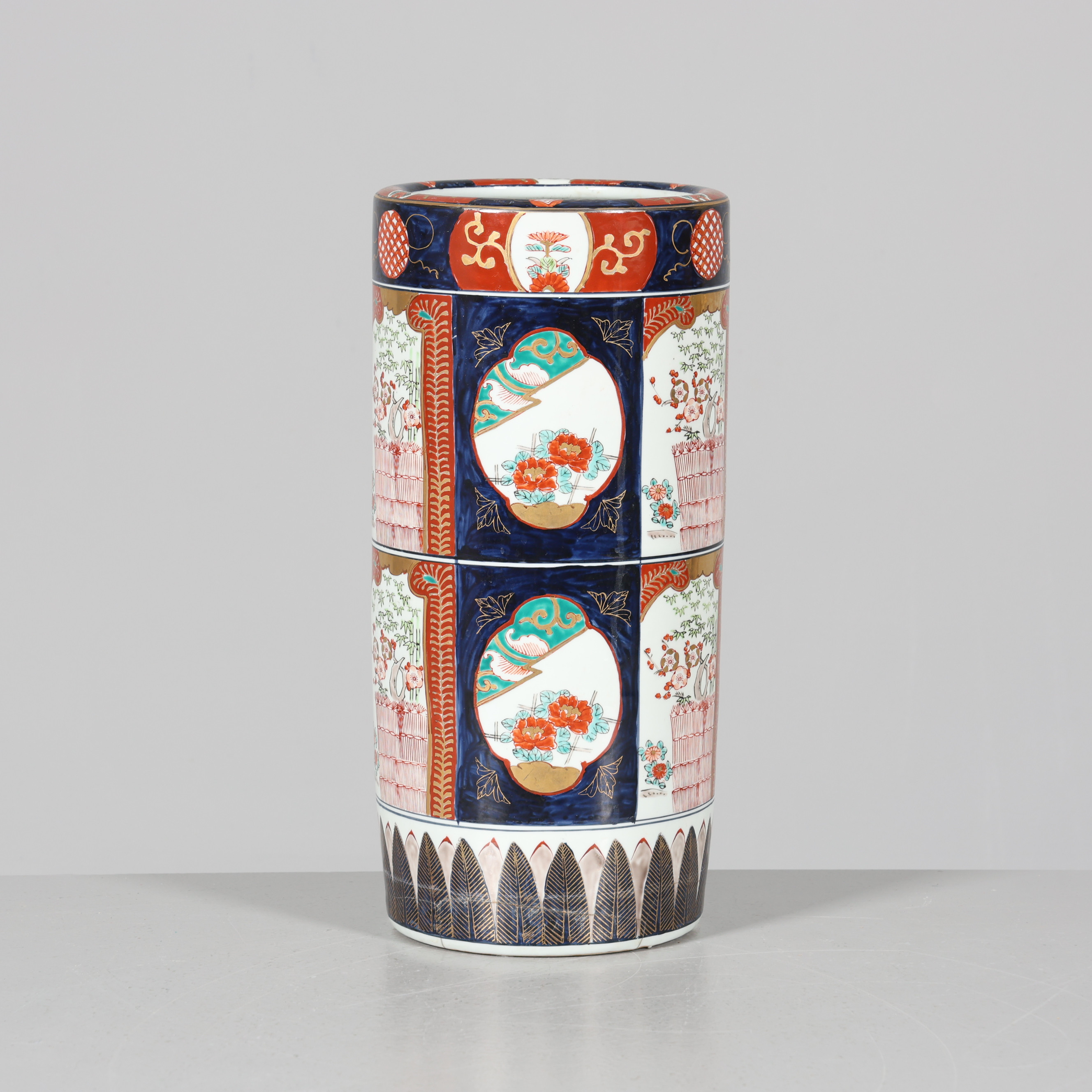PARAPLYSTÄLL/GOLVVAS, porslin, Imari, Japan.