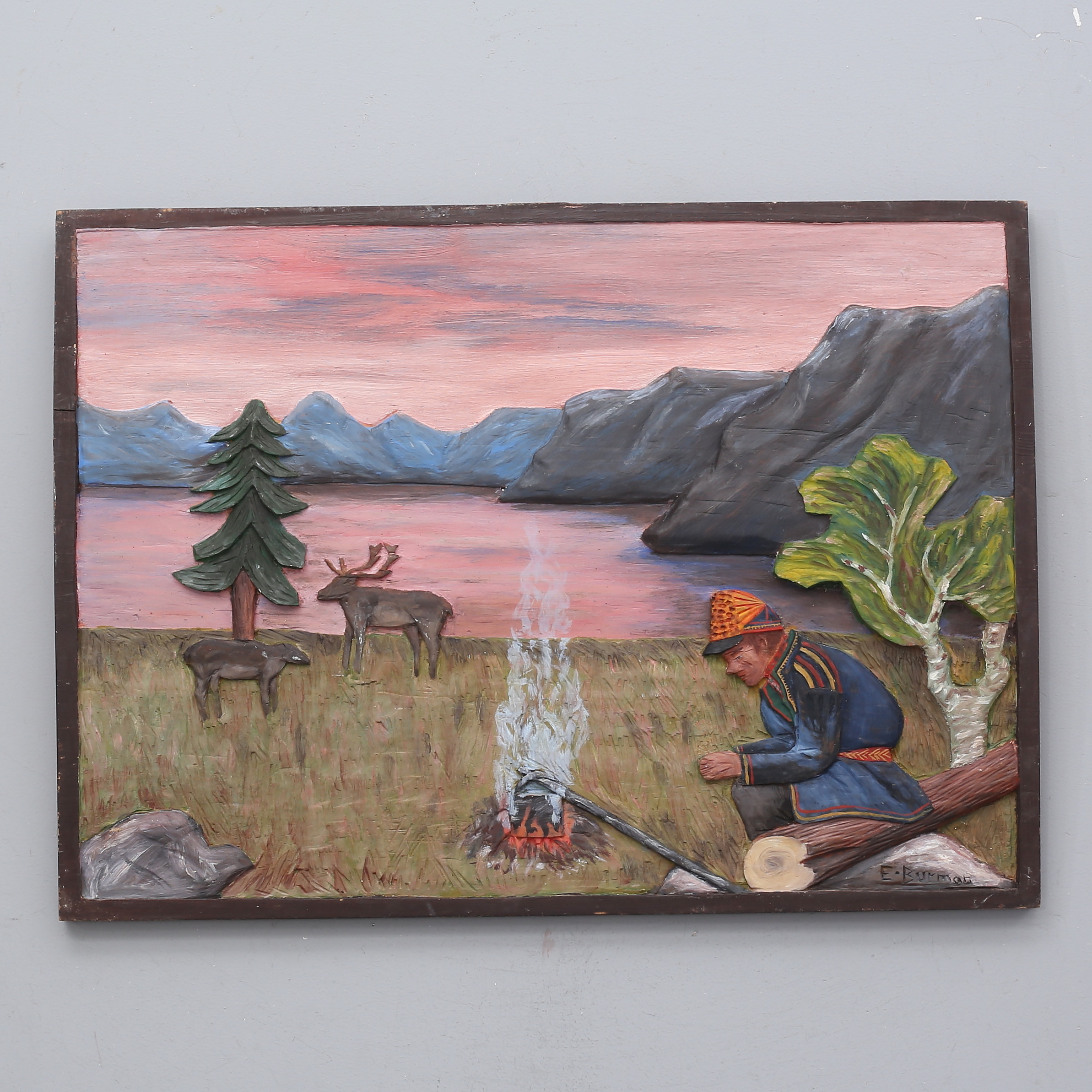 OIDENTIFIERAD KONSTNÄR. Trärelief, same kokar kaffe, signerad E Burman.