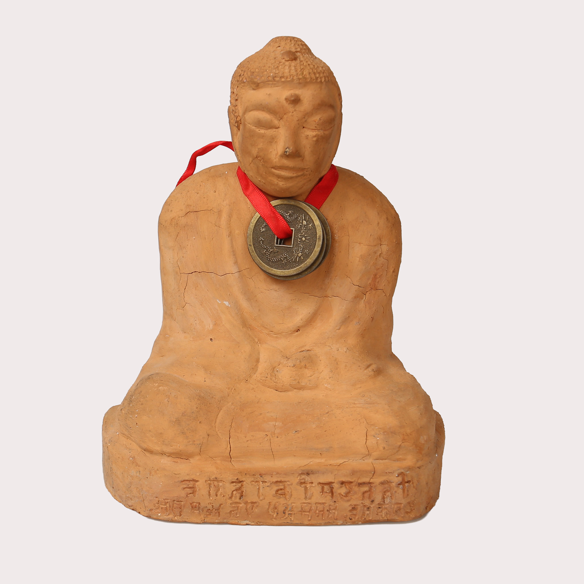 BUDDHA, SITTANDE, chamotte gods, lyckomynt, sanskrit inskription på basen. omkring 1900-talets slut.