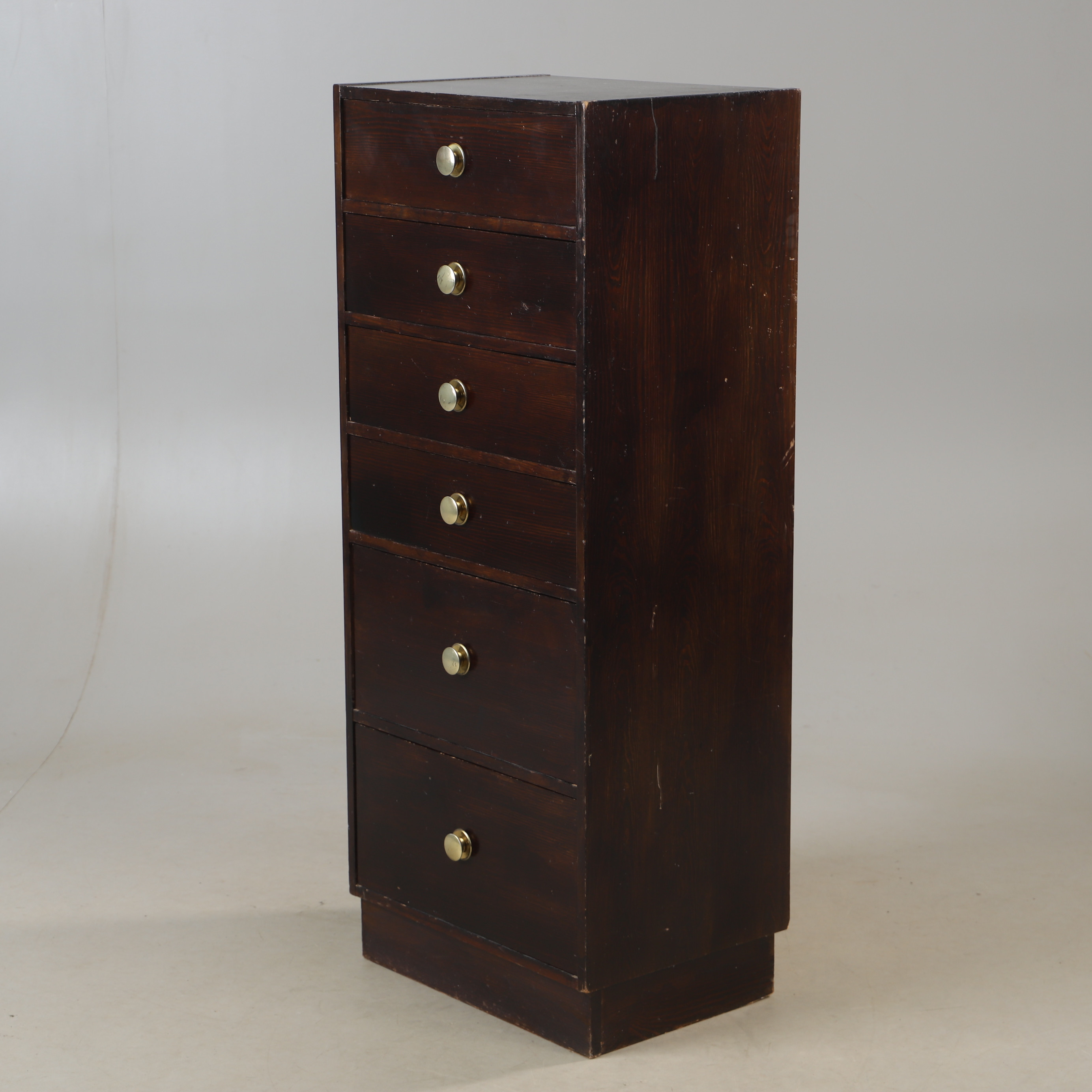 BYRÅ, 6-lådig, mörkbetsad furu, 1900-talets andra hälft.