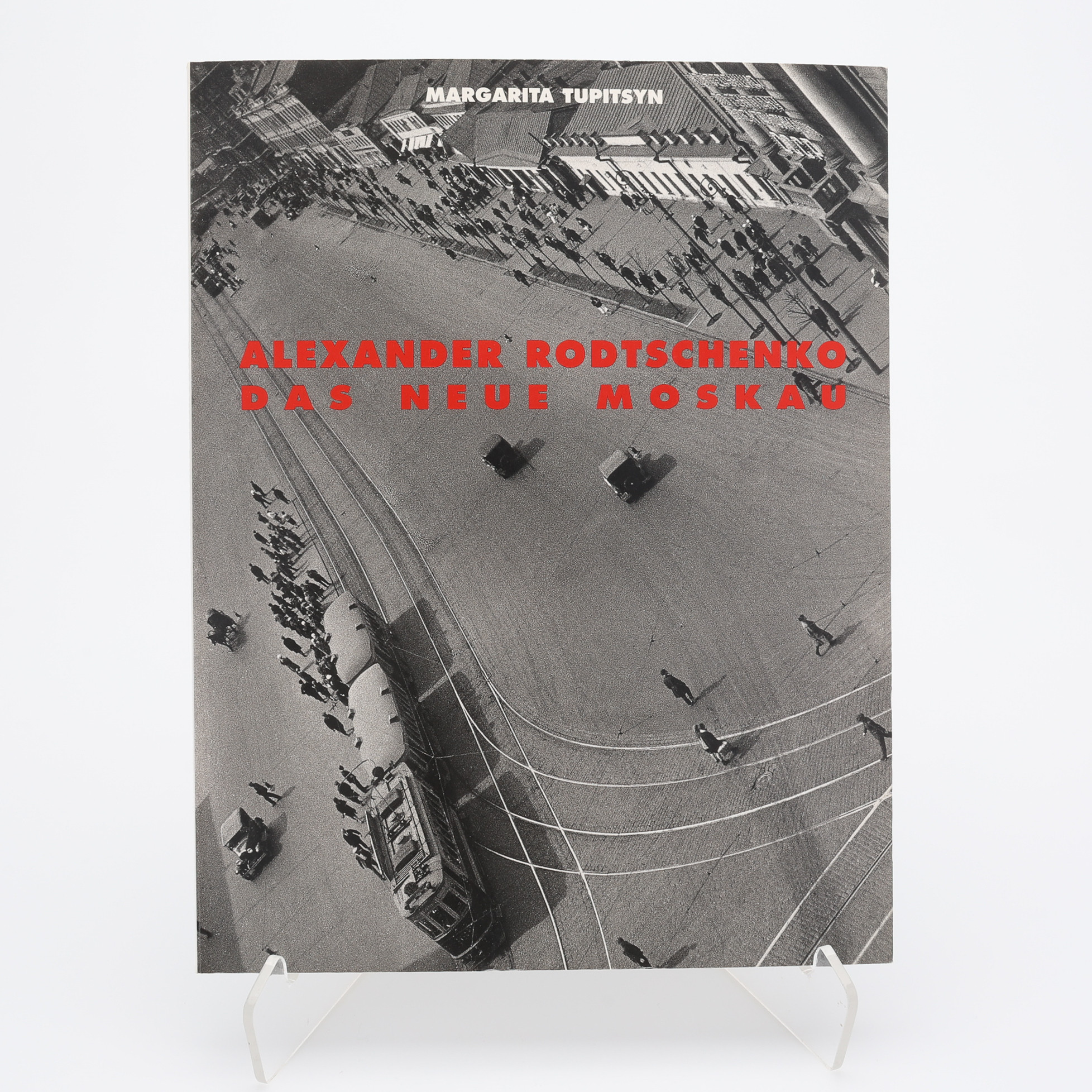 FOTO. DEN SOVJETISKE FOTOGRAFEN ALEKSANDR RODTJENKOS UTSTÄLLNINGSBOK "DAS NEUE MOSKAU", 1998.