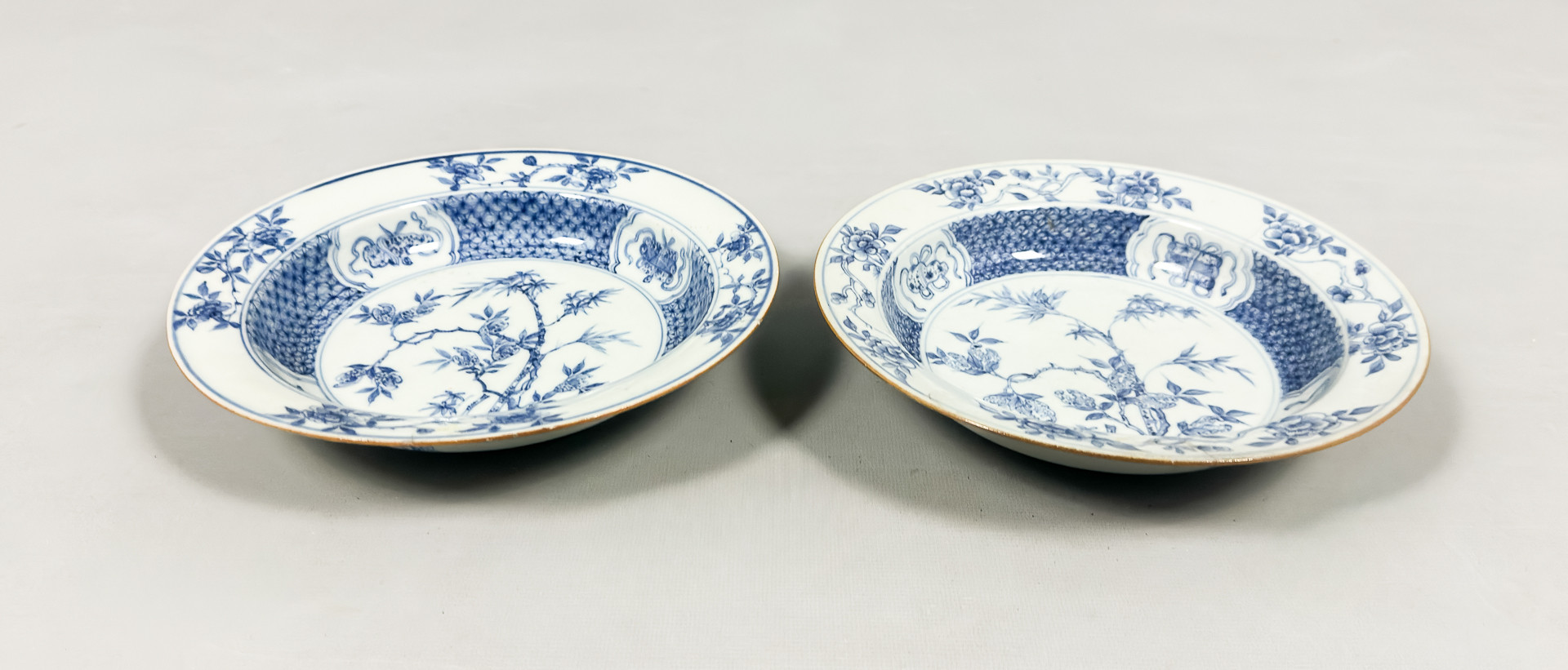 TALLRIKAR, 2 st, porslin, Kina, 1700-talets mitt.