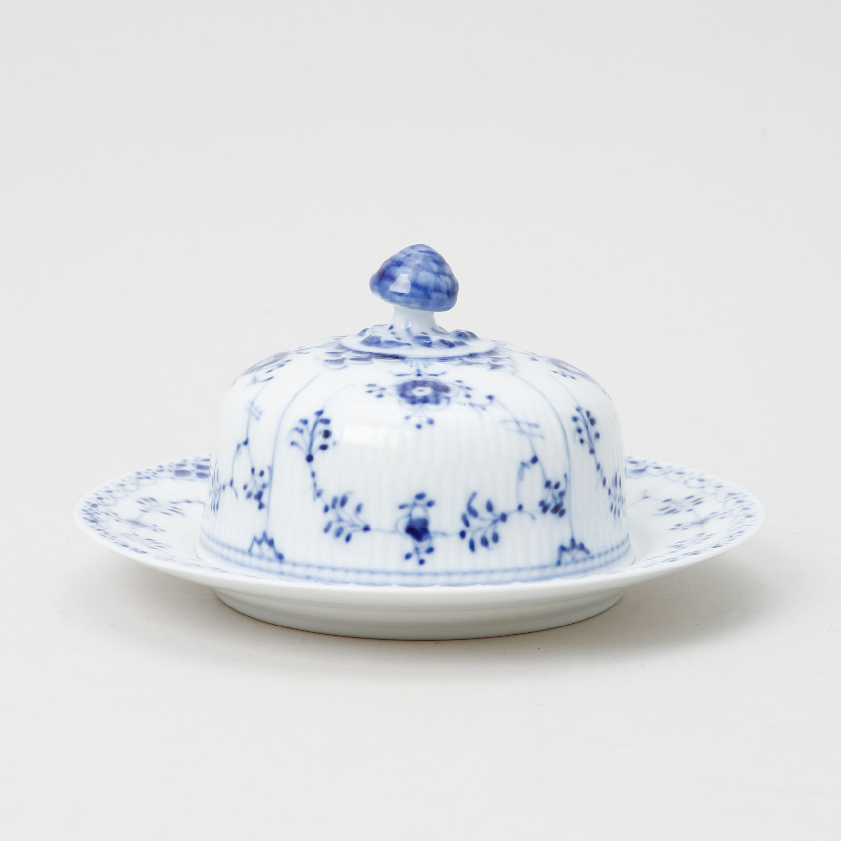 SMÖRKLOCKA, porslin, "Musselmalet", Royal Copenhagen, 1961.