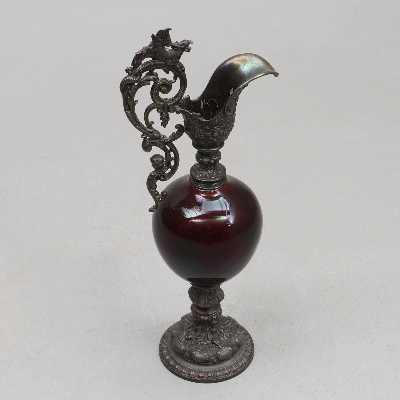 DEKORATIONSORNAMENT, i form av kanna, brons, keramik 1900-tal.