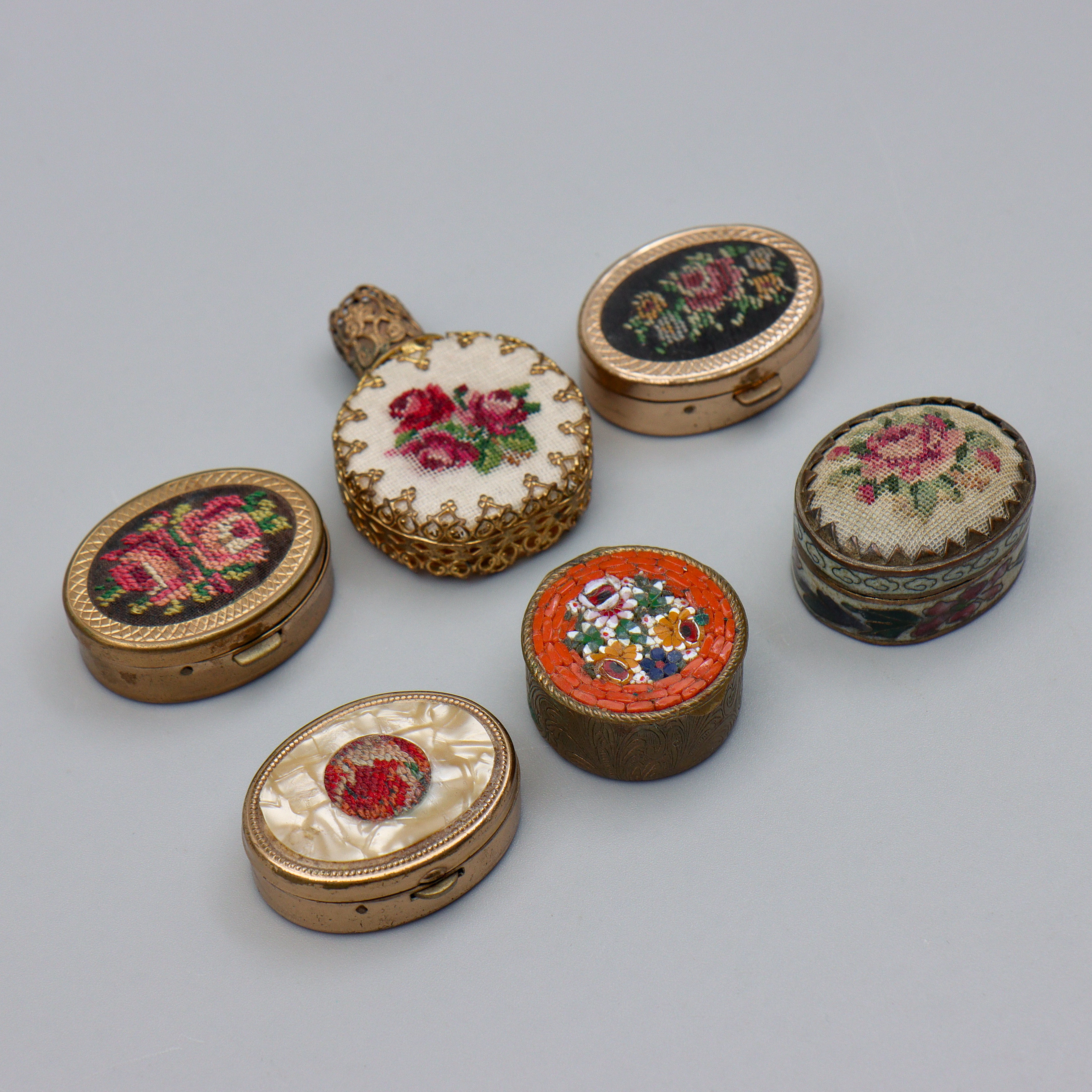 6 LOCKDOSOR, BRODERI SAMT MIKROMOSAIK.