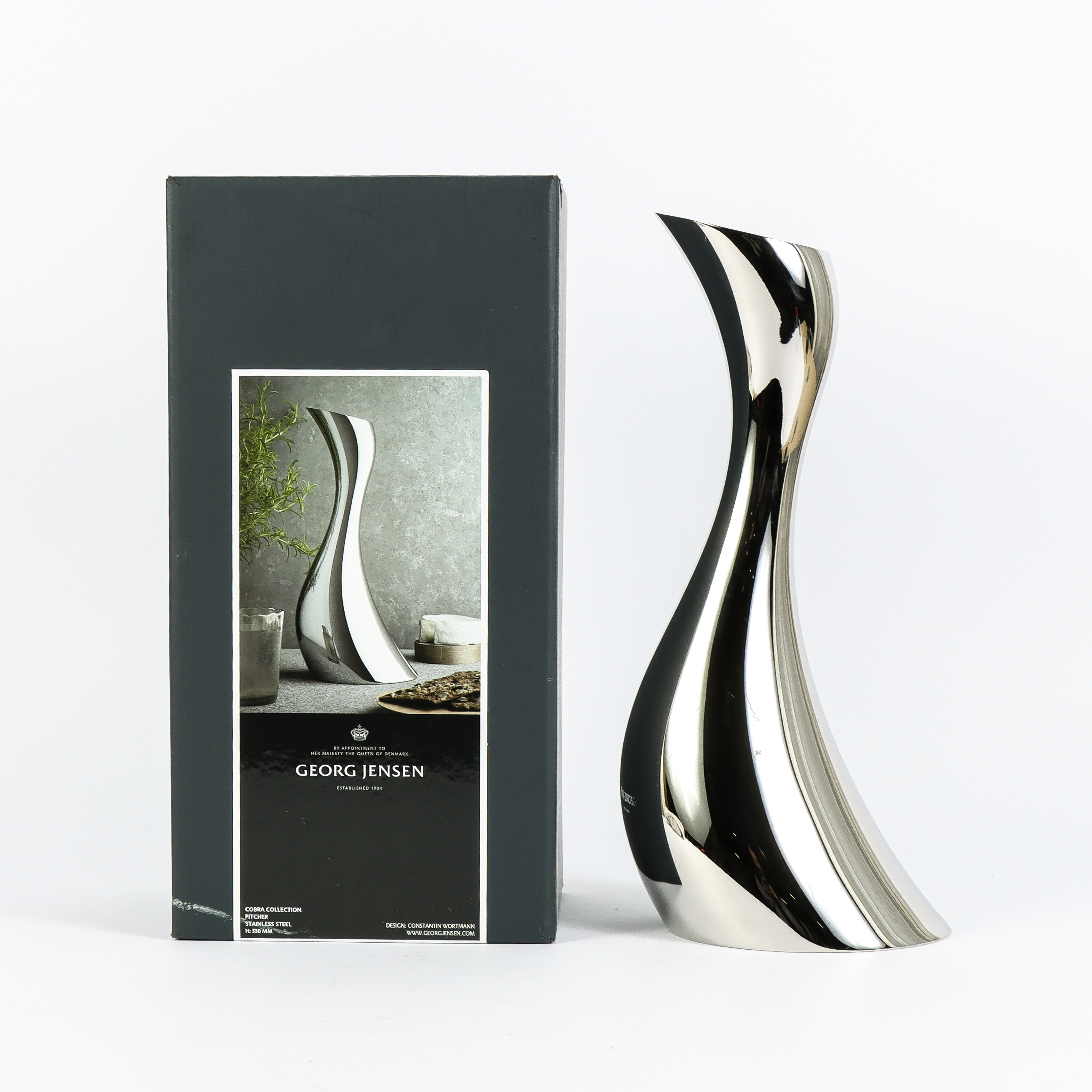 GEORG JENSEN. Karaff, "Kobra", blankpolerat rostfritt stål.