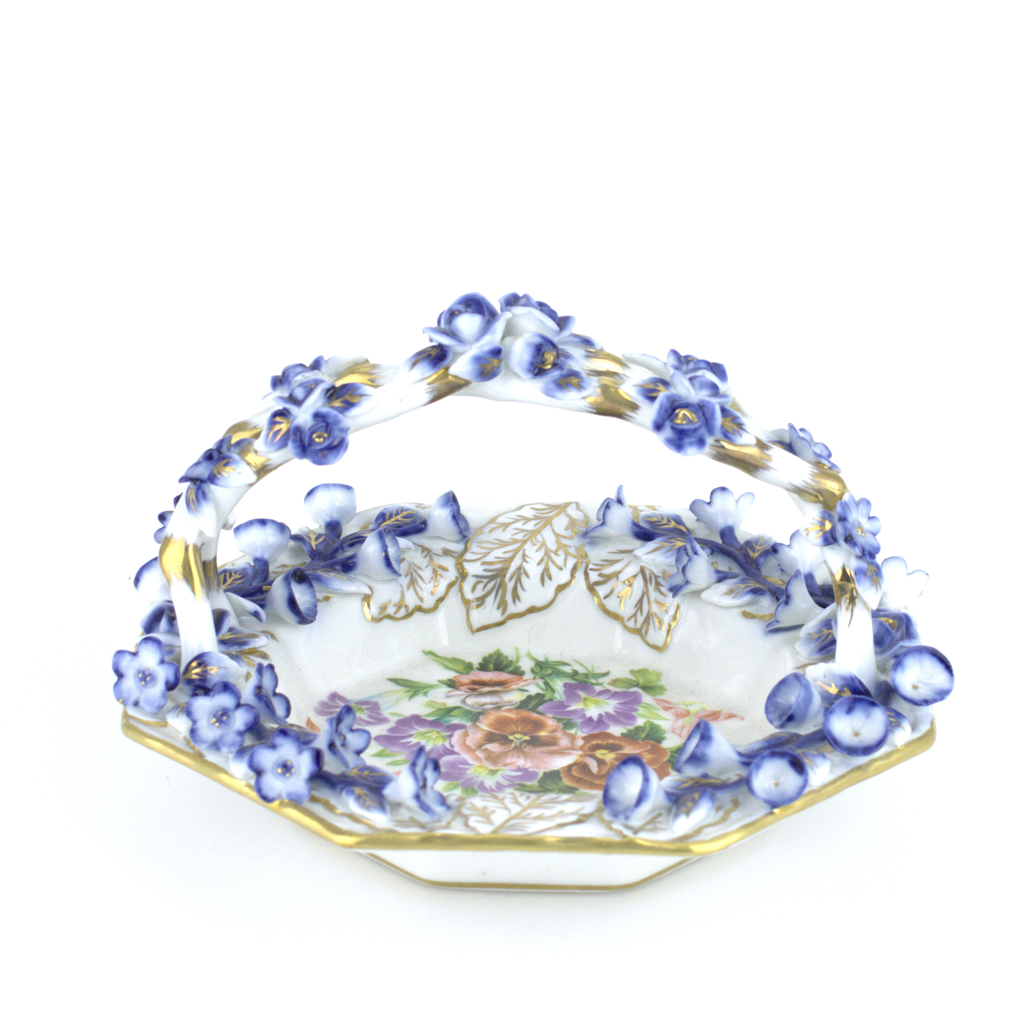 SKÅLFAT med grepp, oktagon form, dekorerad med blommor i relief, porslin, Meissen, Tyskland.
