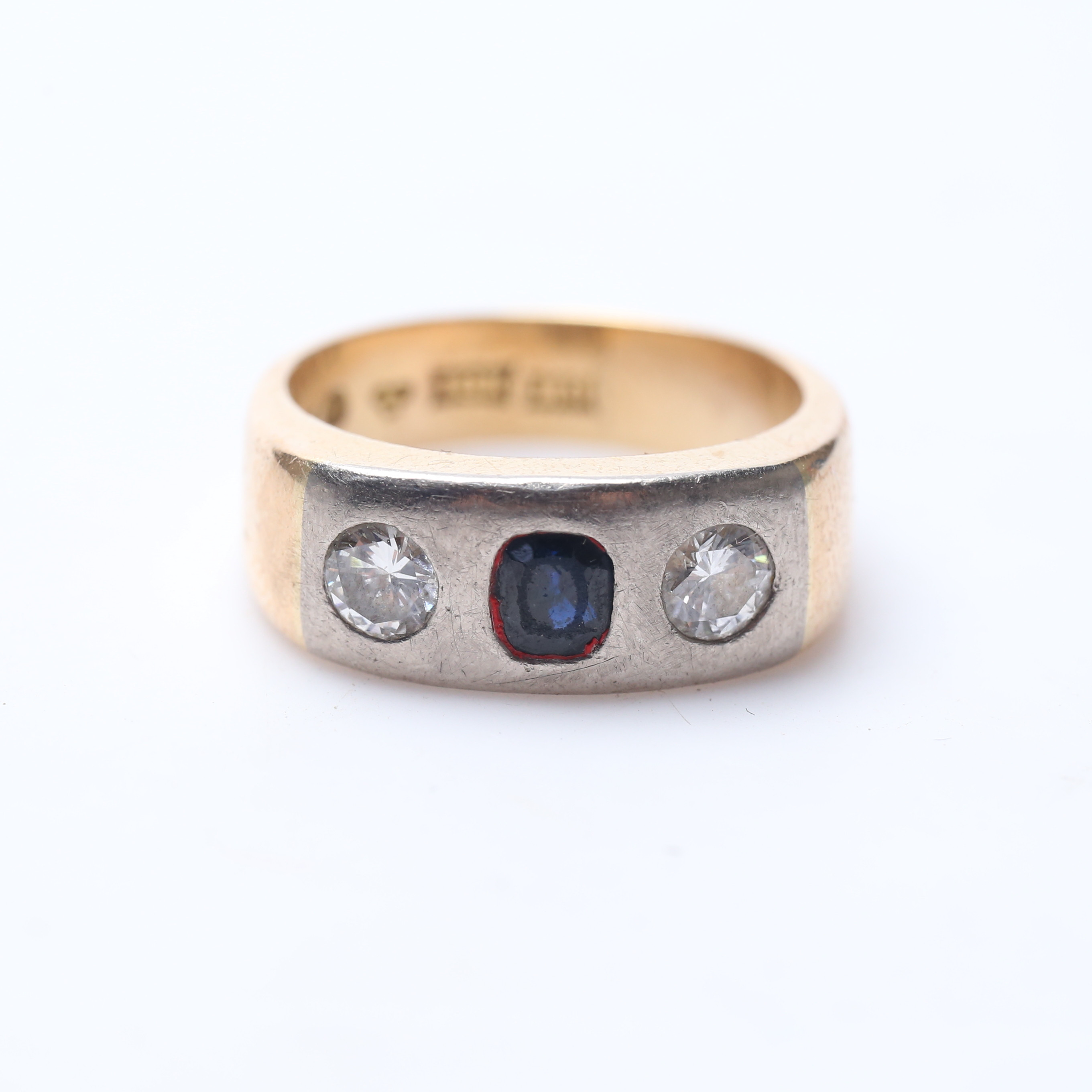 RING, 18k, Guld, Harry Hermansson AB, med safir och diamanter, cirka 0,3 ct, vikt cirka 10,9 gram.