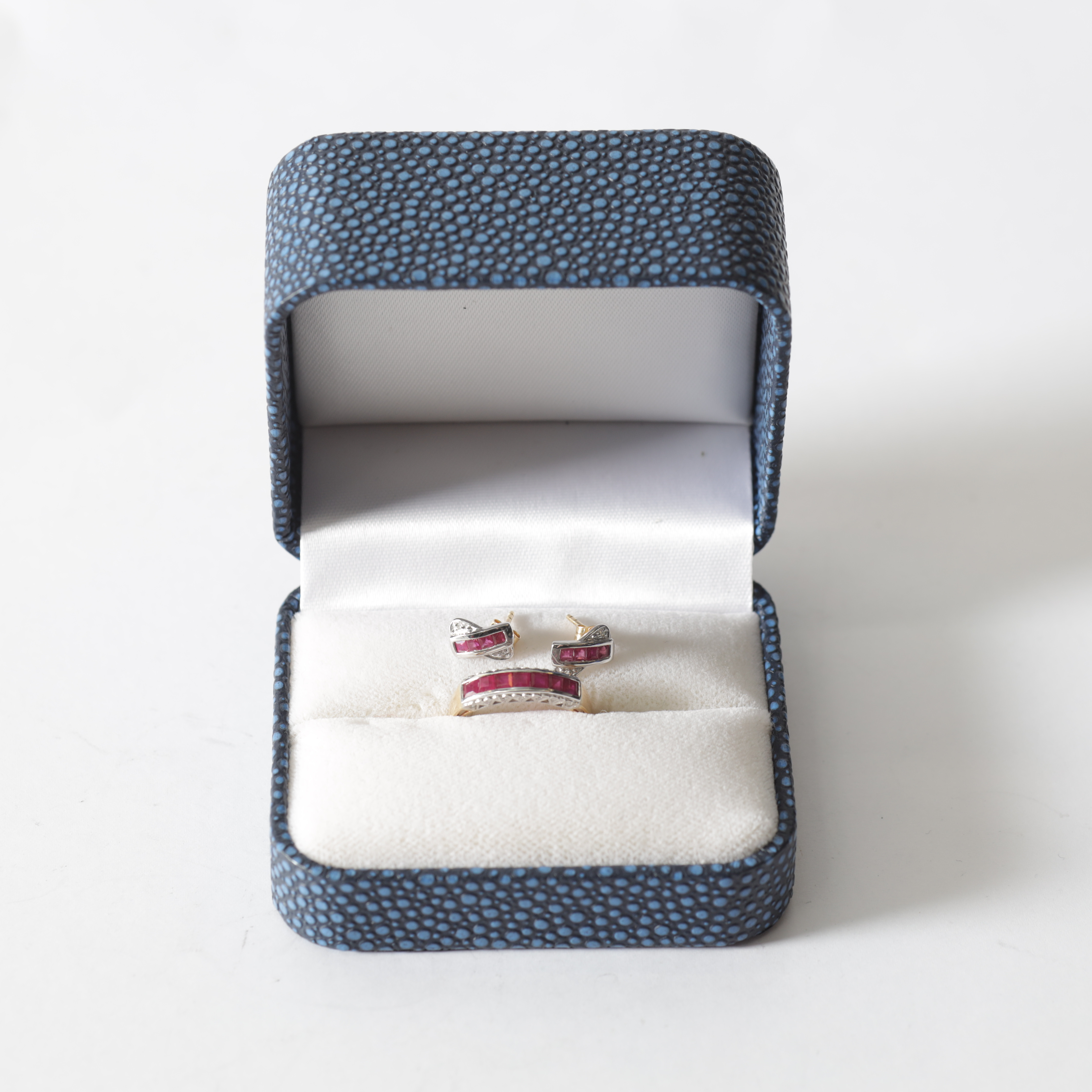 RING & ÖRHÄNGEN, 3 delar, 18K guld & vitguld med stenar. Totalvikt ca 4,6 gram.