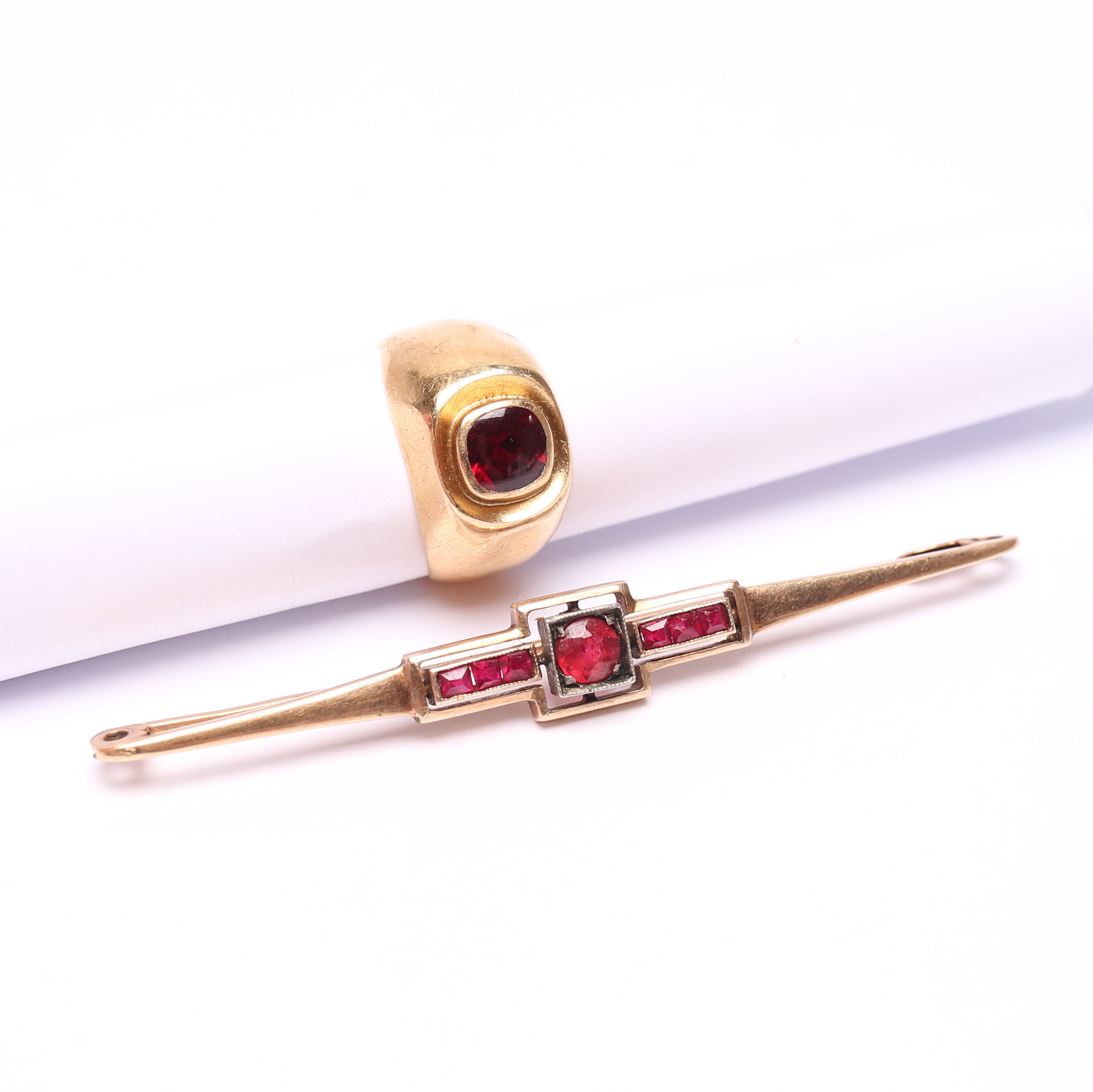 BROSCHYR samt RING, 14k-18k, Guld, vikt cirka 8,7 gram.