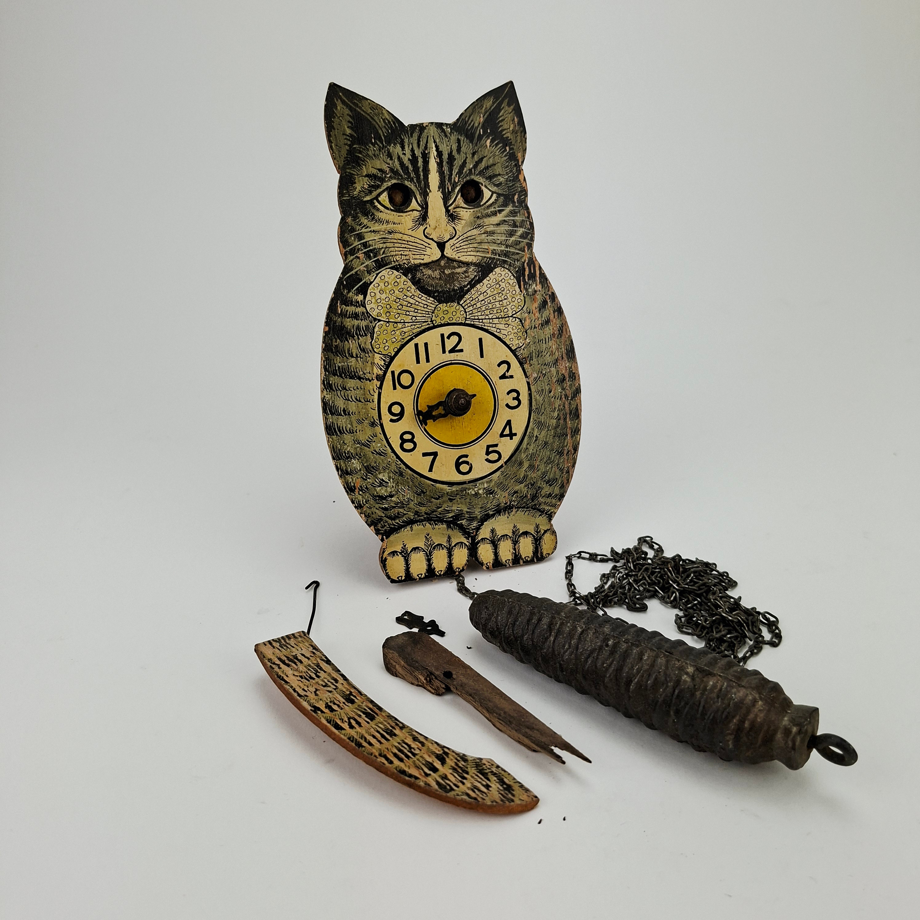 VÄGGUR, trä, i form av katt, troligen Tyskland, 1900-tal.