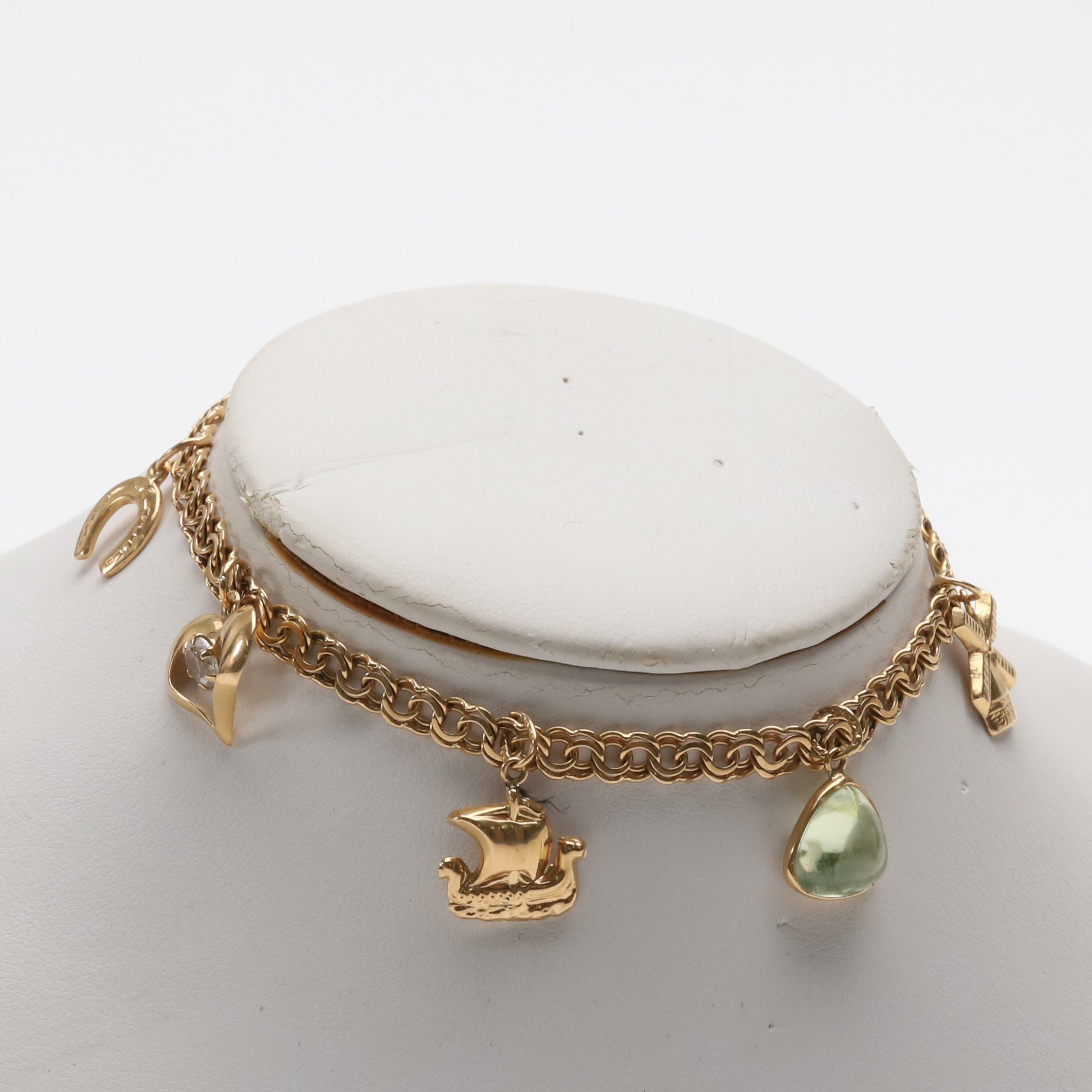 ARMLÄNK, Bismark, med berlocker, 18 k guld, 11,4 gram.