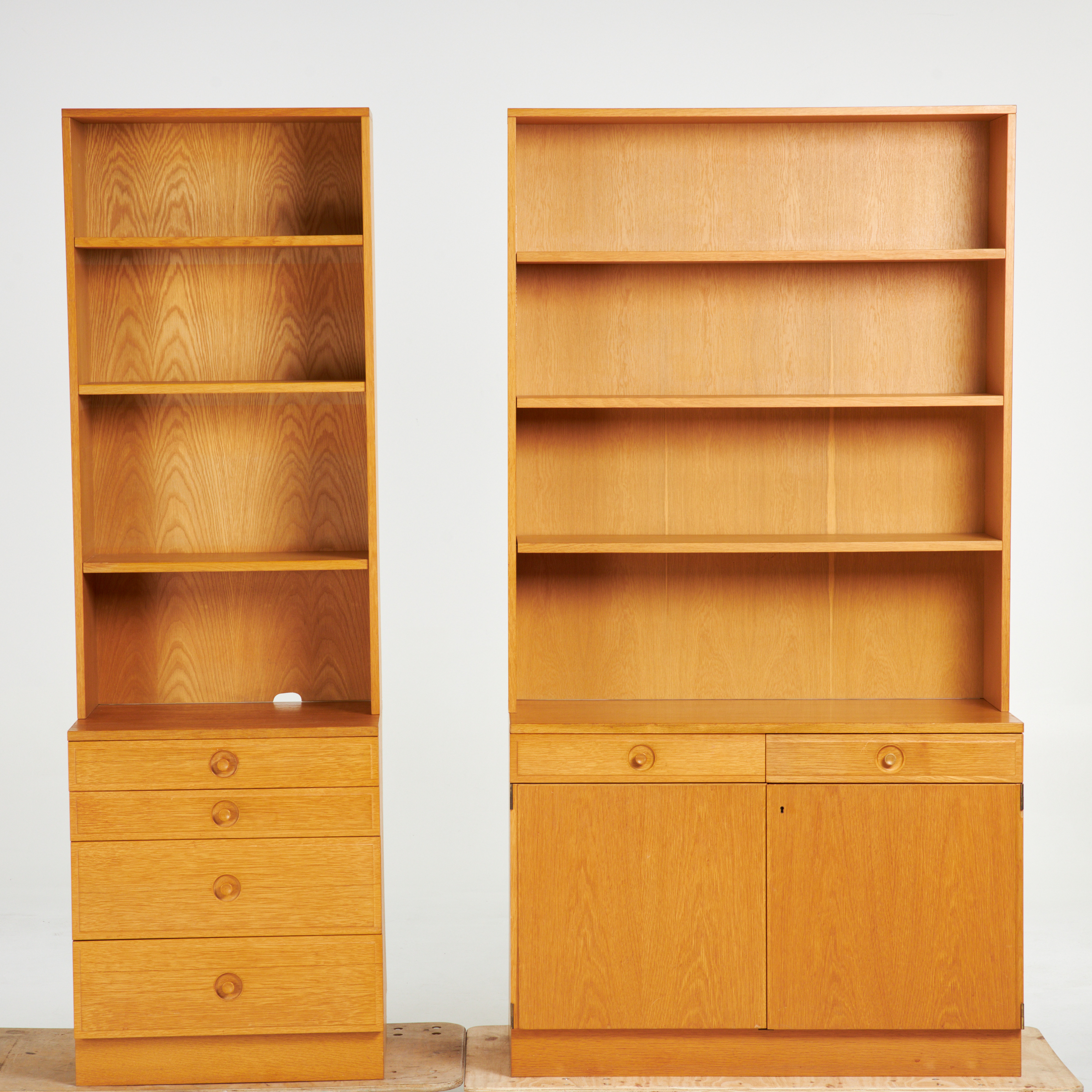 BERTIL FRIDHAGEN. Bokhylla, 2 sektioner, Bodafors, 1960-tal, ekfanér.