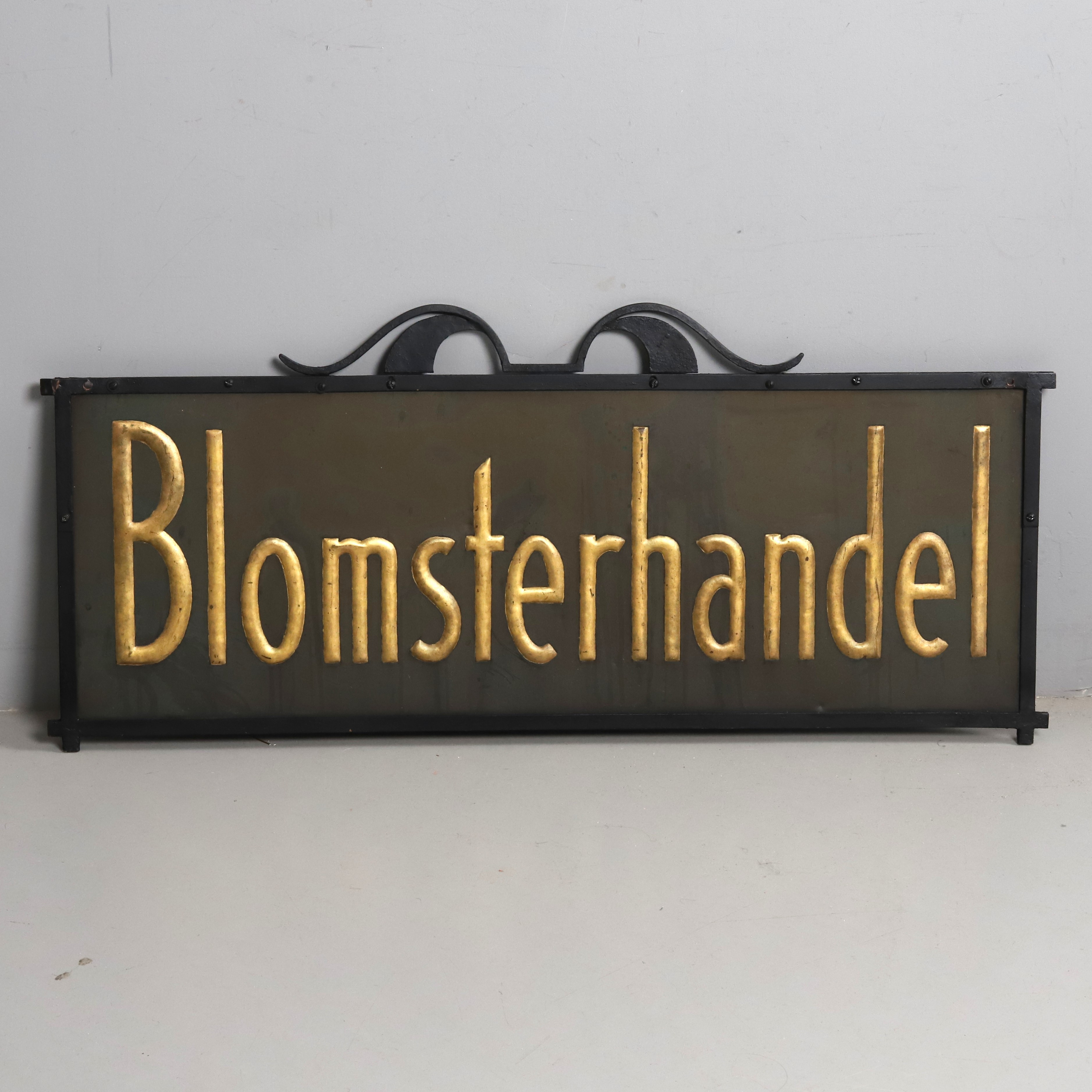BUTIKSSKYLT "Blomsterhandel", dubbelsidig, bemålad koppar, smide, 1900-talets första hälft.