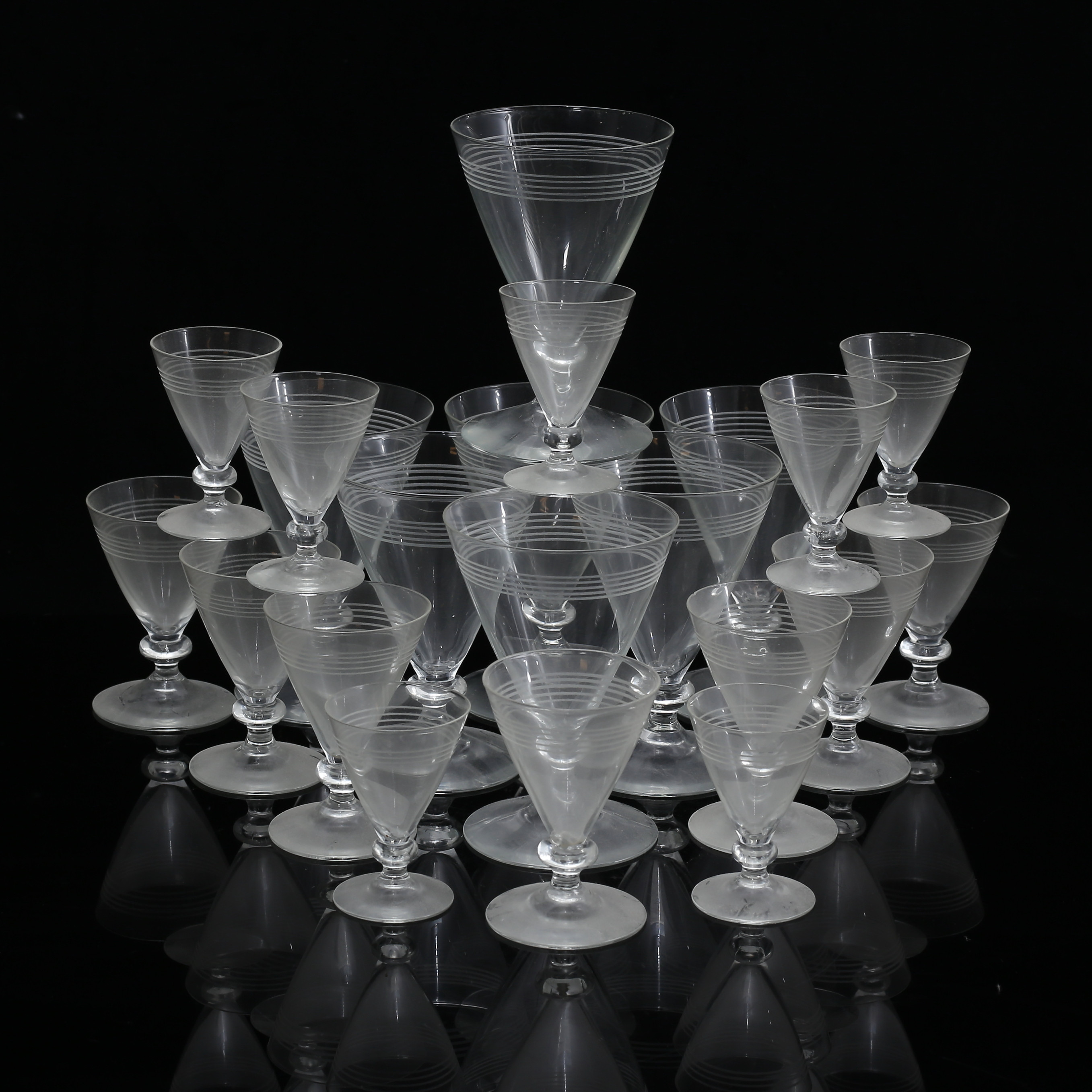 GLASSERVISDELAR, 21 st, med etsad dekor, 1900-talets första hälft.