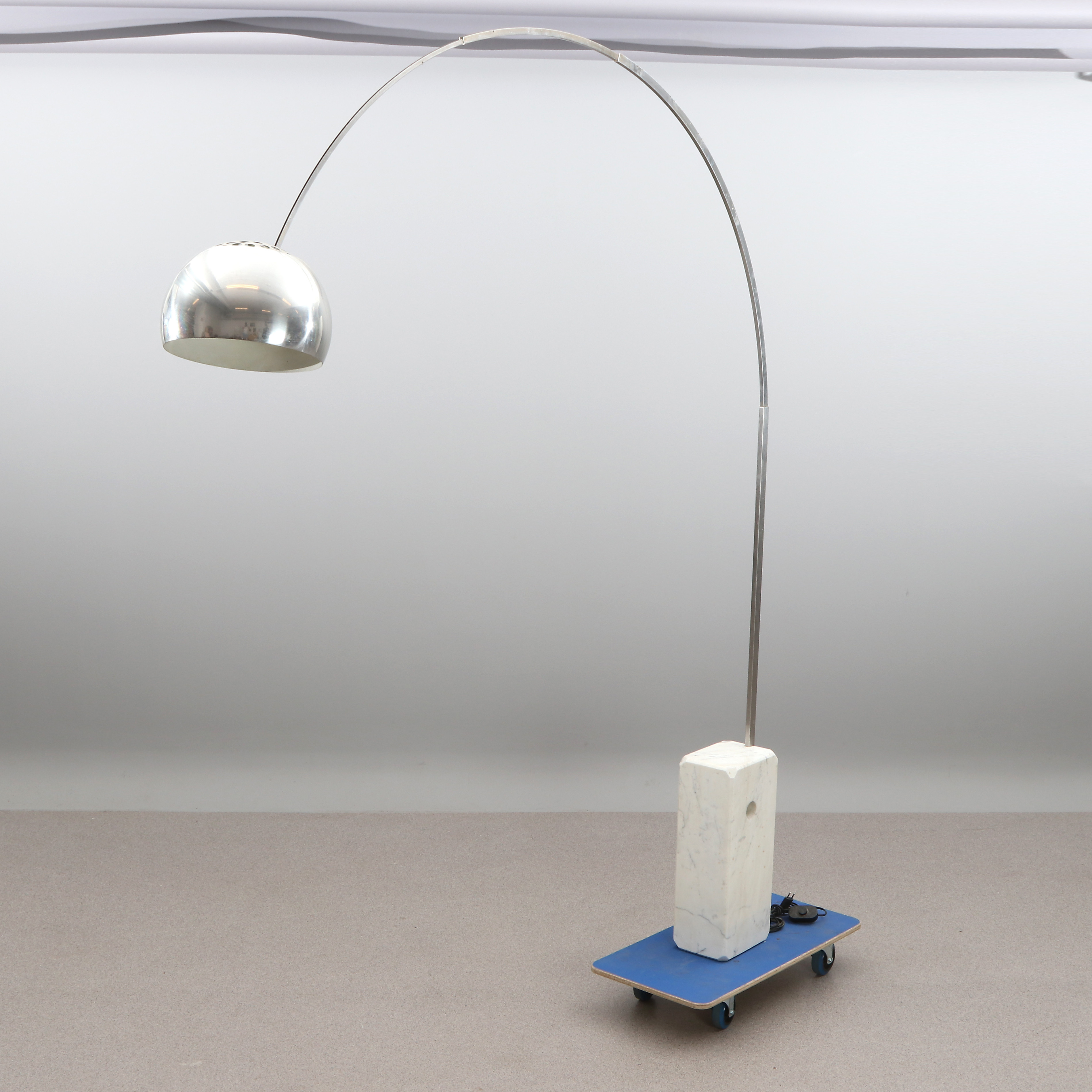 ACHILLE CASTIGLIONI & PIER GIACOMO, FLOS, GOLVLAMPA. Marmor och rostfritt stål. "Arco". Italien, samtida tillverkning. Invändigt etikettmärkt.
