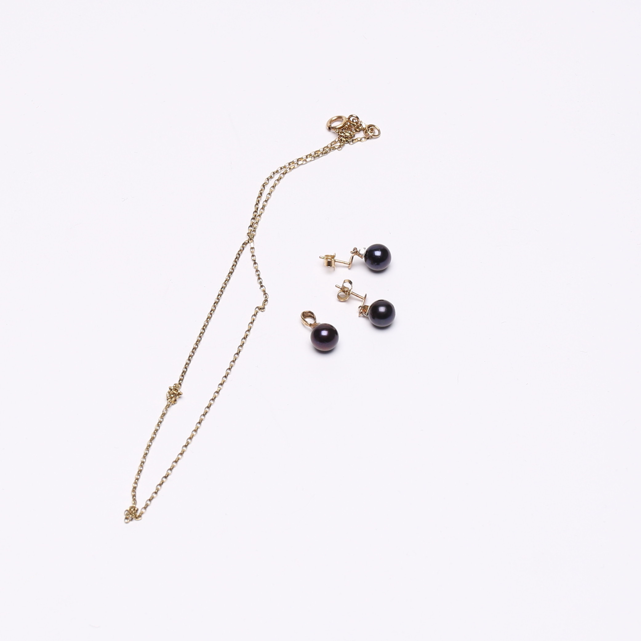 SMYCKEN, fyra delar, 9k, guld, vikt ca 5,3 gram, halsband, örhängen, hänge.
