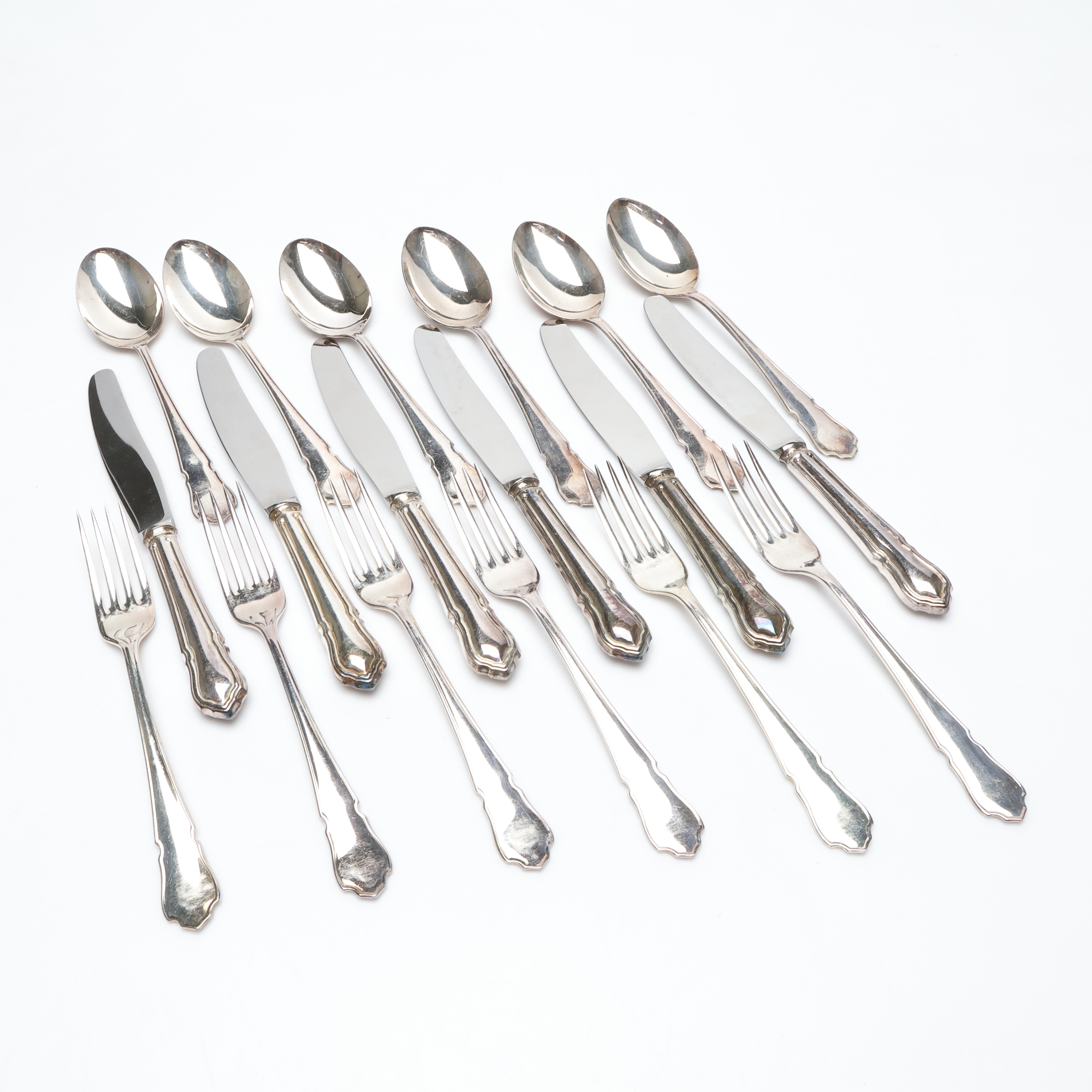 SILVERBESTICK, arton delar, knivar, skedar, gafflar, total vikt ca 828 gram.