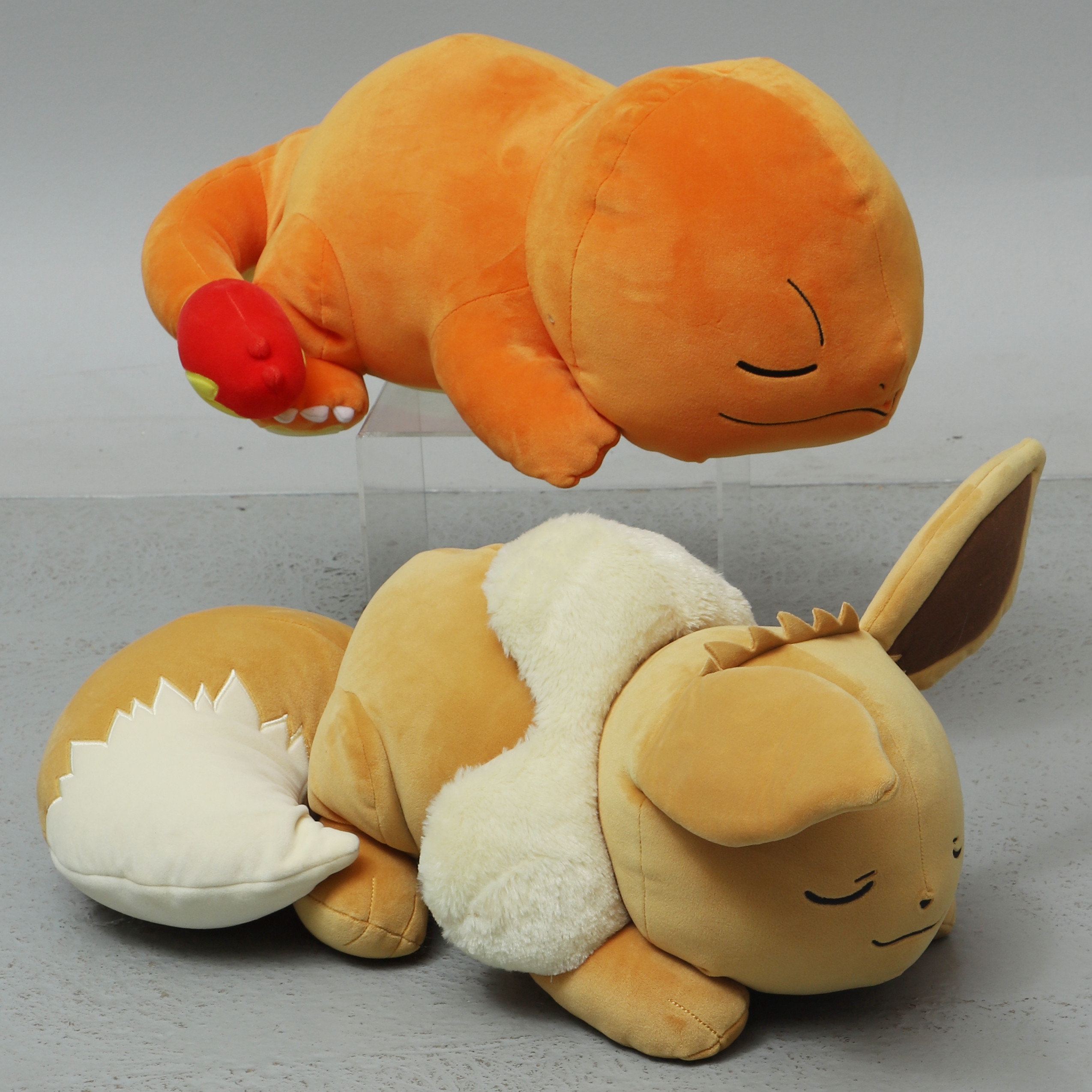 POKEMON GOSEDJUR, 2 st, textil, Sleeping "Charmander" och Sleeping "Eevee", samtida/2020-tal.