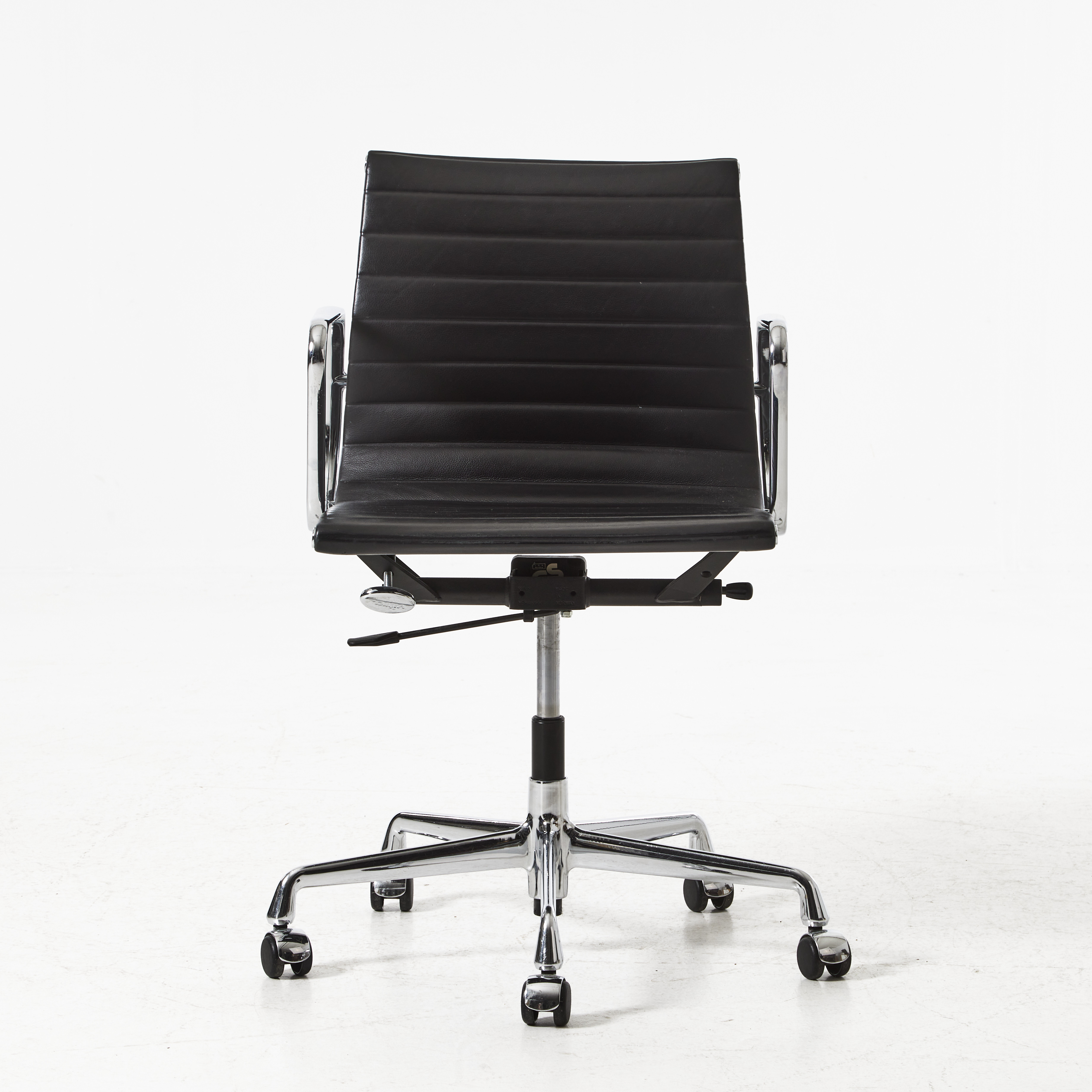 CHARLES och RAY EAMES, kontorsstol EA118 för Vitra. Designår 1958.