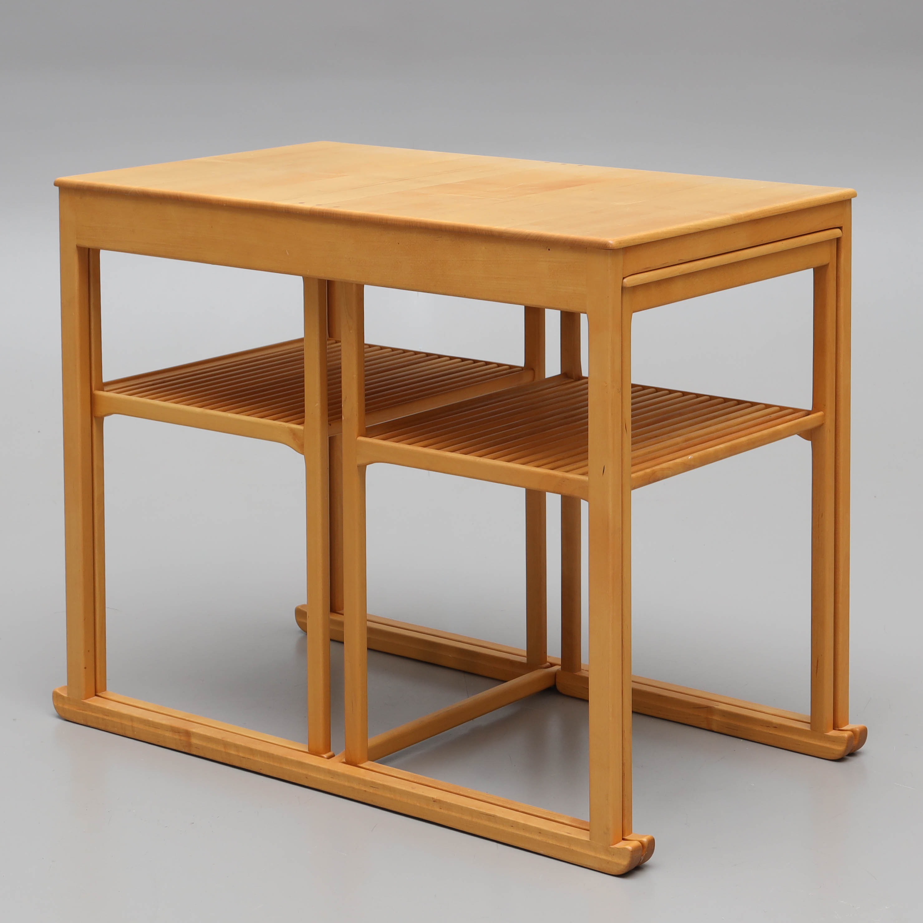 CARL MALMSTEN. Satsbord, 3 delar, björk, "Släden", brännmärkt CM, Åfors Möbelfabrik.