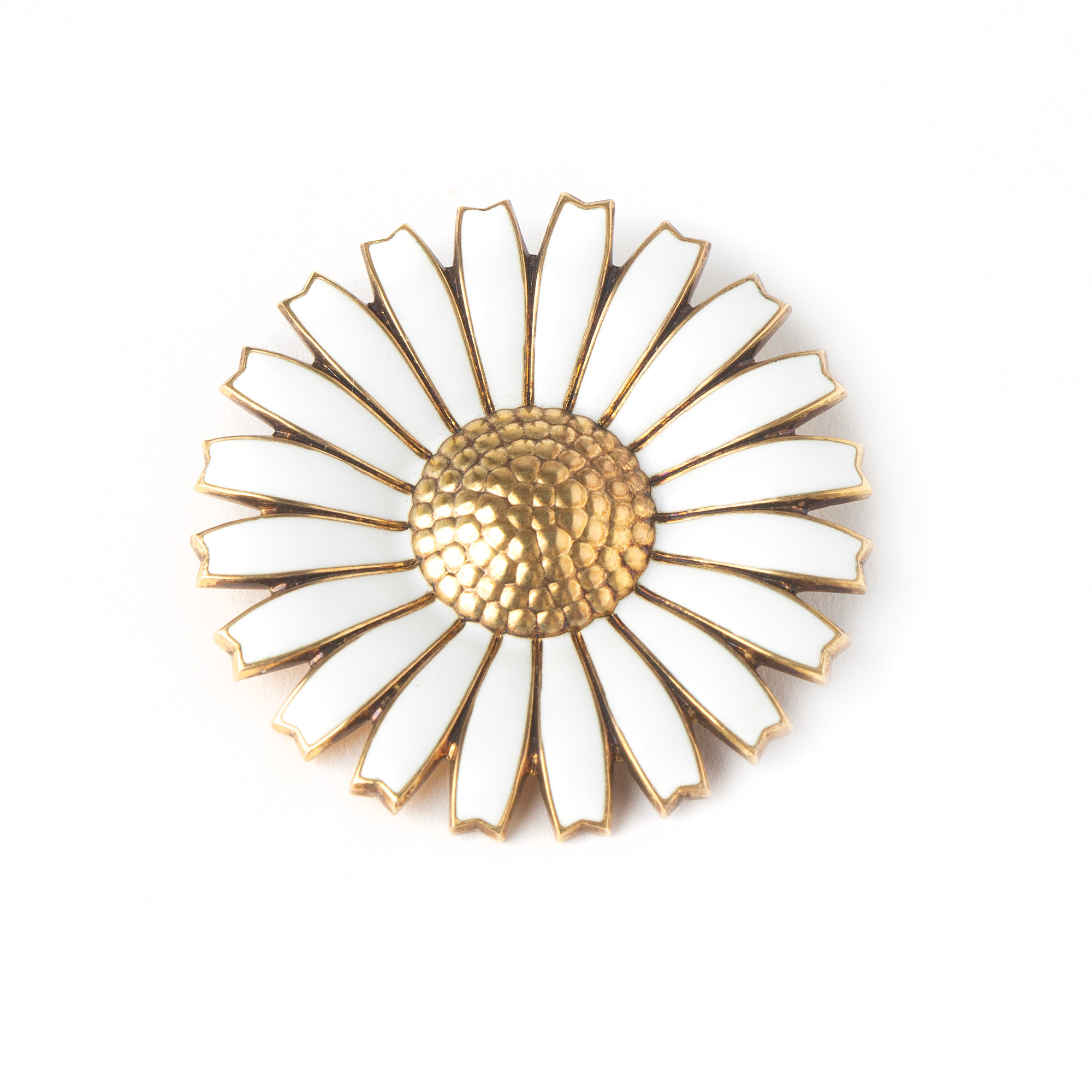 GEORG JENSEN, brosch, "Daisy", förgyllt sterlingsilver och vit emalj.