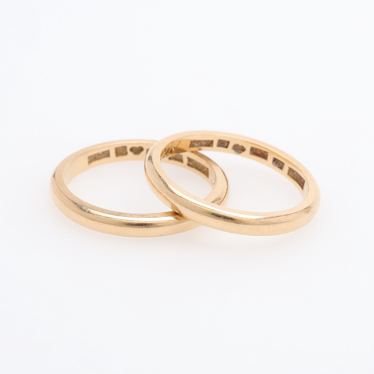 SLÄTA RINGAR, 2 ST, 18K GULD, TOTALT CIRKA 6,7 GRAM.