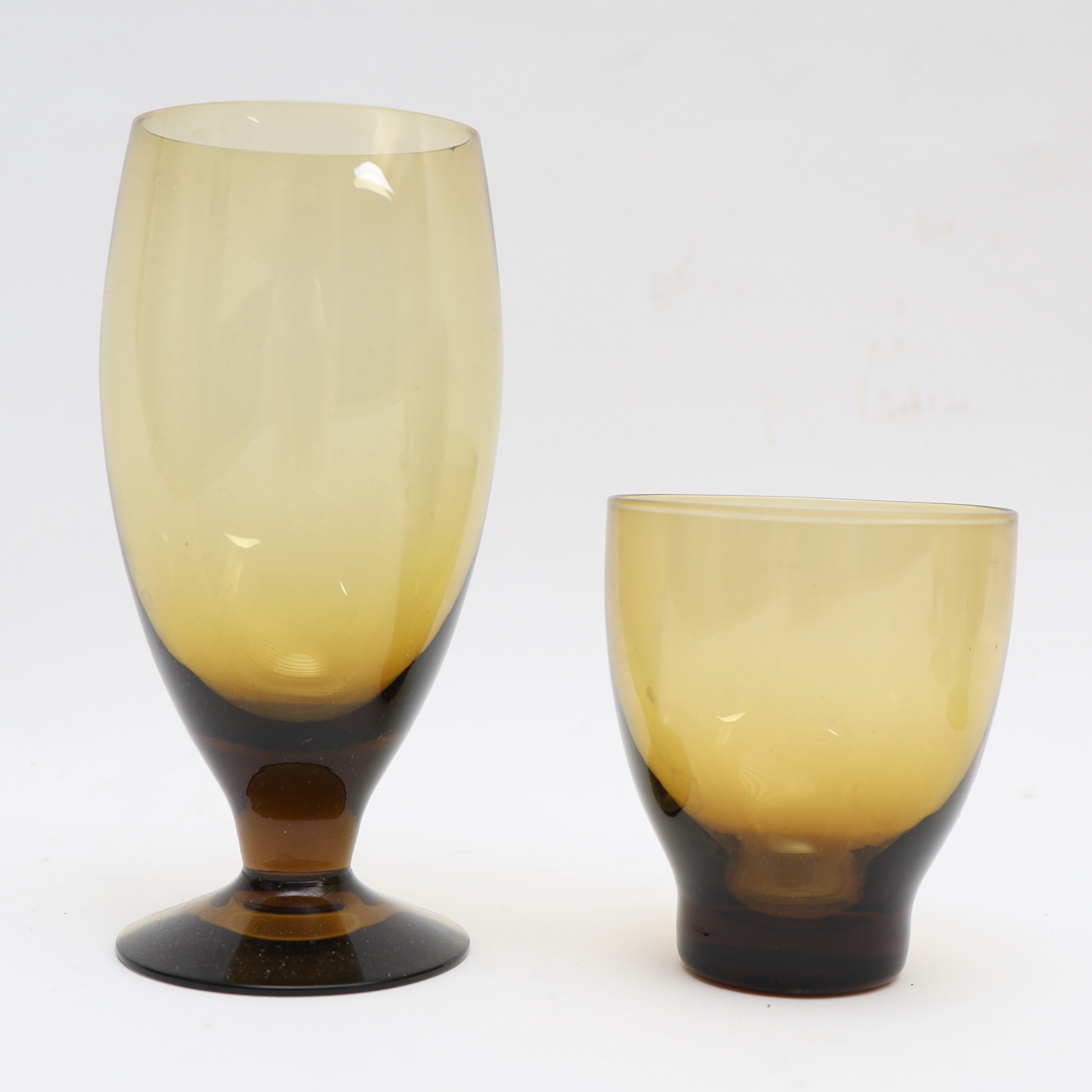 GLASSERVISDELAR, "Allglas" Skruf, gultonat glas.