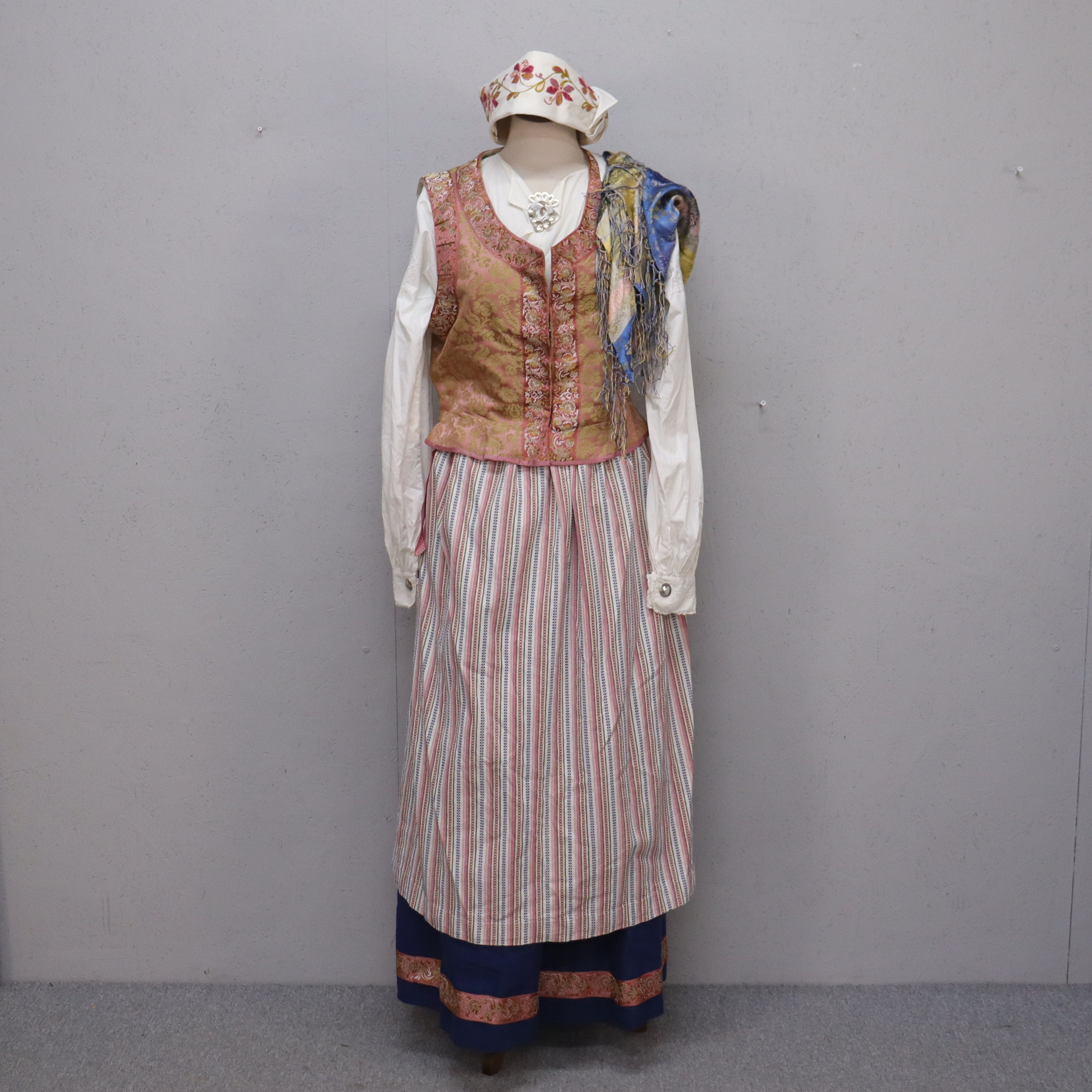 FOLKDRÄKT, "Blekingedräkt", 1900-tal, 8 delar.