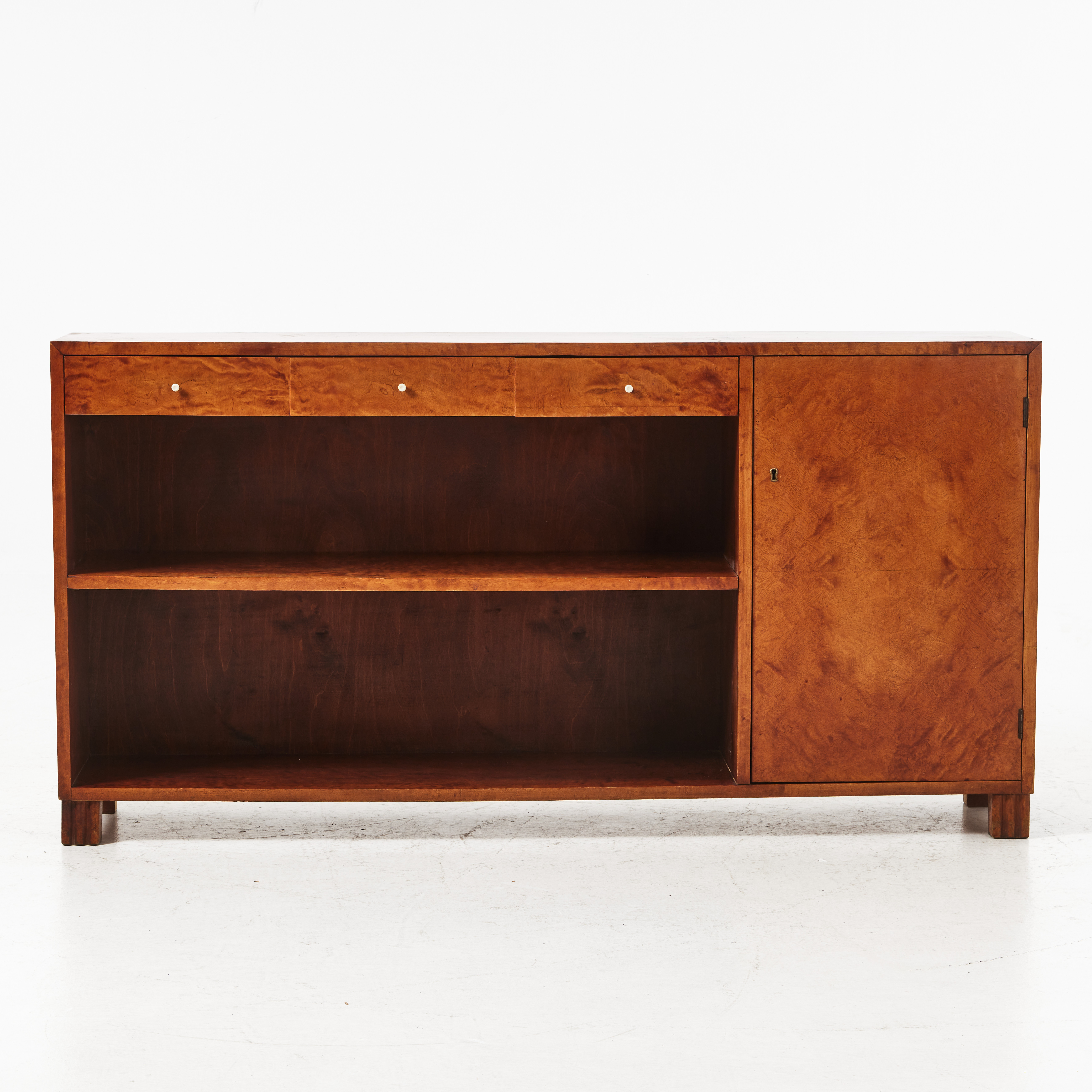 SIDEBOARD, funkis, bonad björk, skåp med bakomliggande hyllplan, tre lådor i sarg.