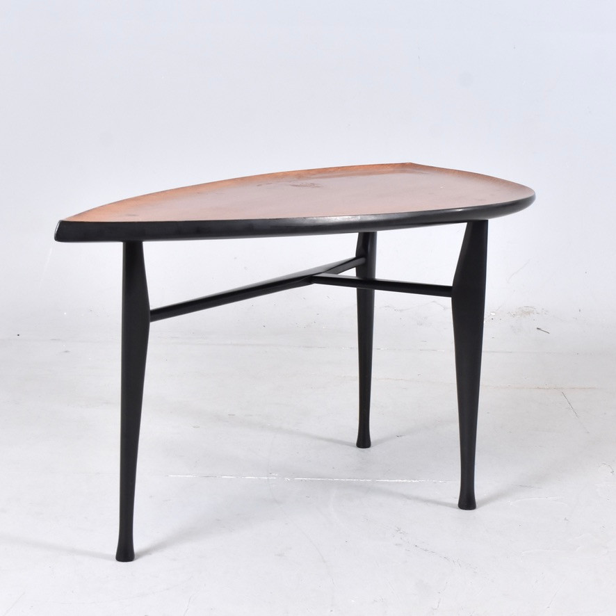 YNGVE EKSTRÖM. Soffbord, "Rytm", teak med svartlackerat underrede, Westbergs möbler, Tranås, 1900-talets mitt.