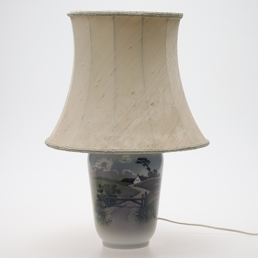 BORDSLAMPA. Porslin med landskapsmotiv, Royal Copenhagen, Danmark.