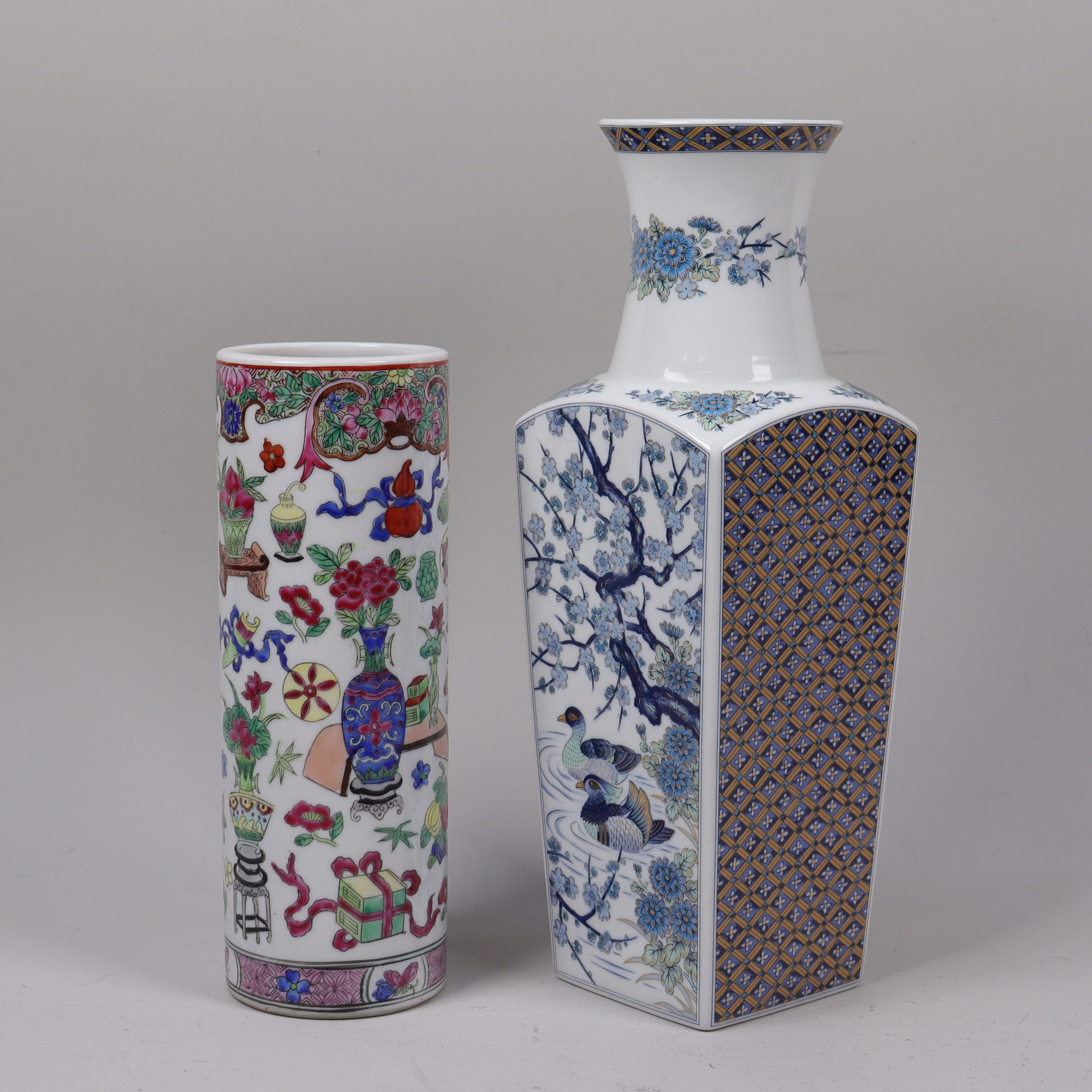 PENSELVAS, s k Brush pot samt vas, Kina, 1900-tal, 2 delar.