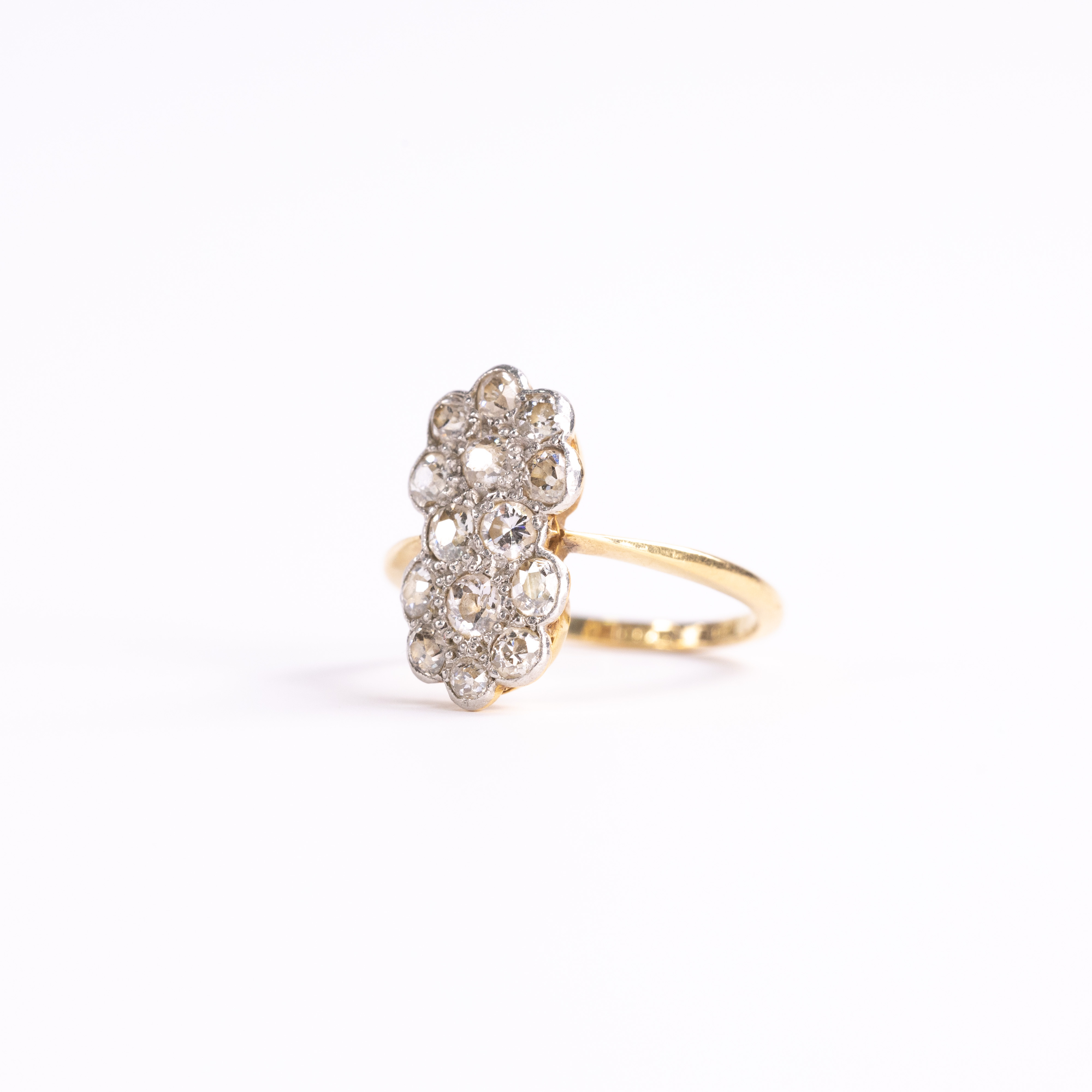 RING, 18k guld och platina, besatt med 15 st diamanter.