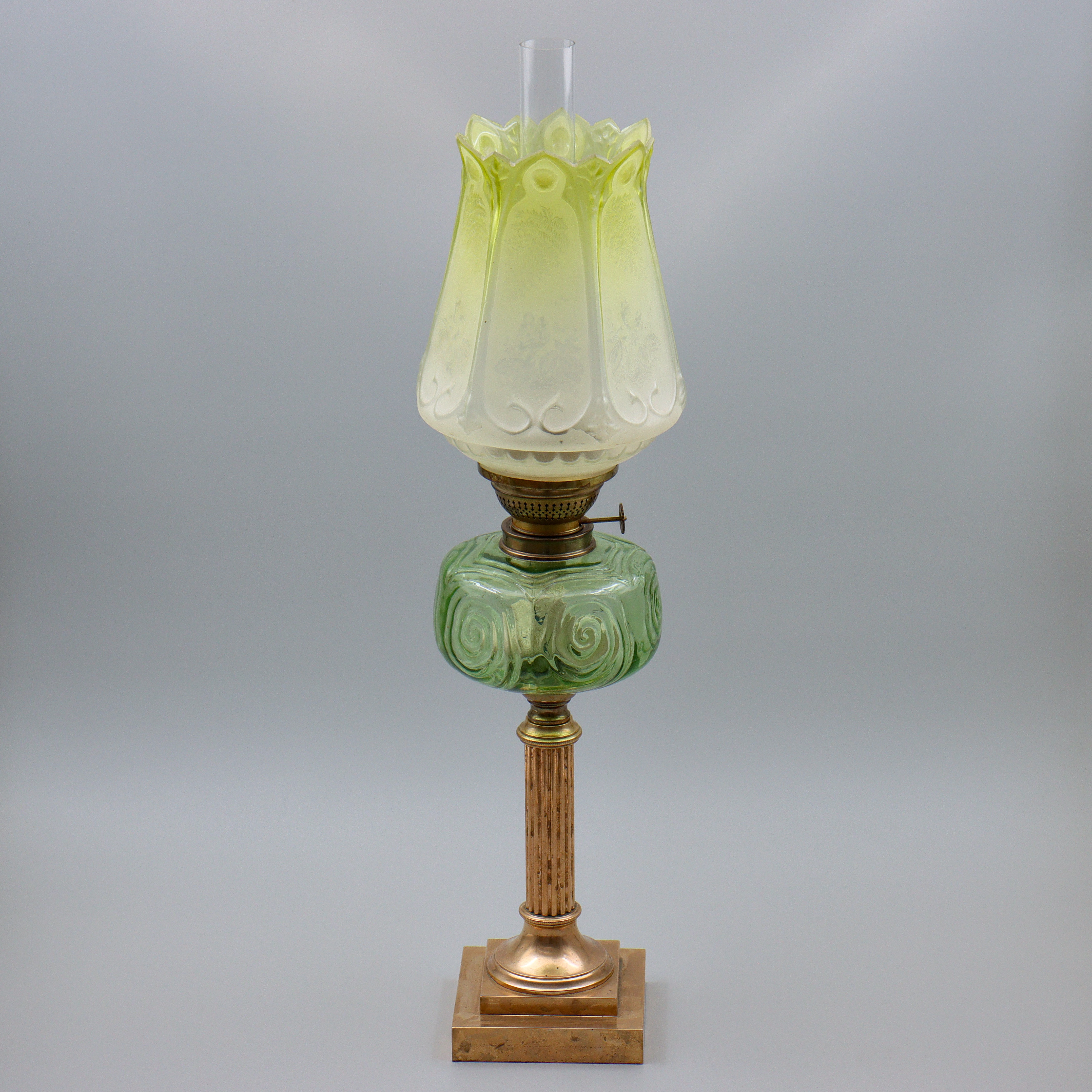 BORDSFOTOGENLAMPA, SKULTUNA, JUGENDKUPA ETSAD DEKOR MED FÅGLAR, MASSIV MÄSSING, GUSTAVIANSK STIL.
