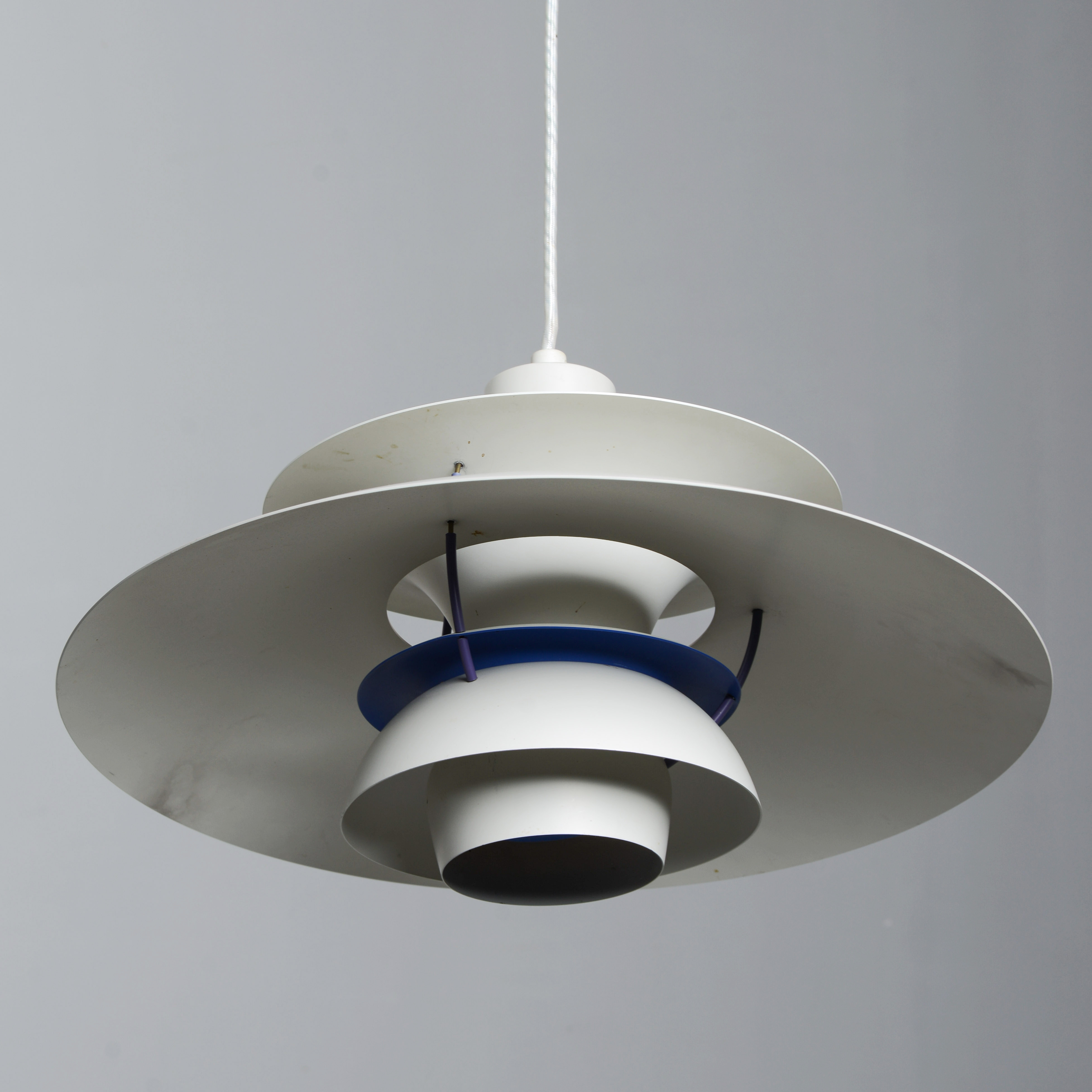 POUL HENNINGSEN. Taklampa, "PH-5", Louis Poulsen, Danmark, 1900-talets senare del.
