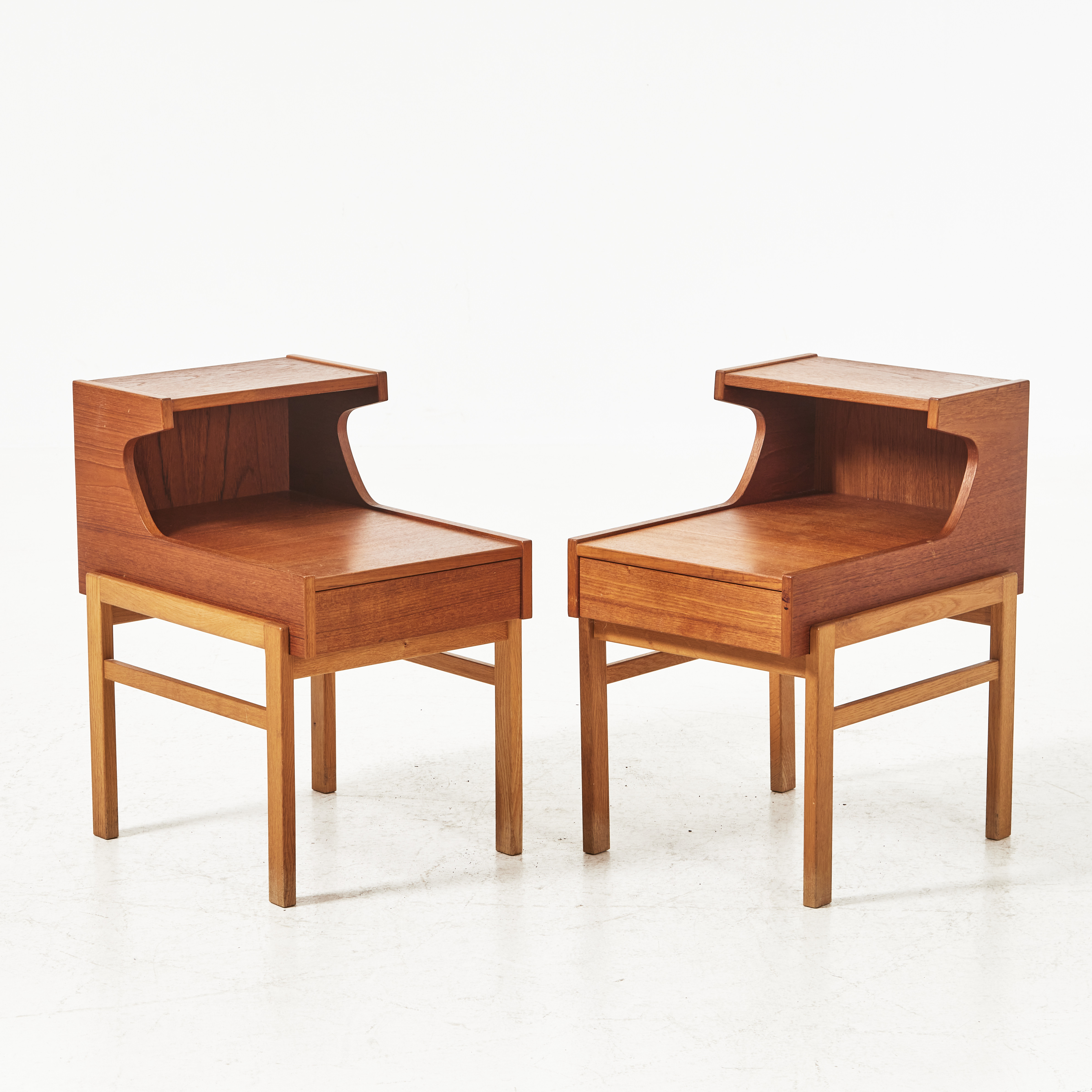 NATTYGSBORD, 1 par, 1960-tal, fanérade i teak, benställning i ek, sarg i låda.