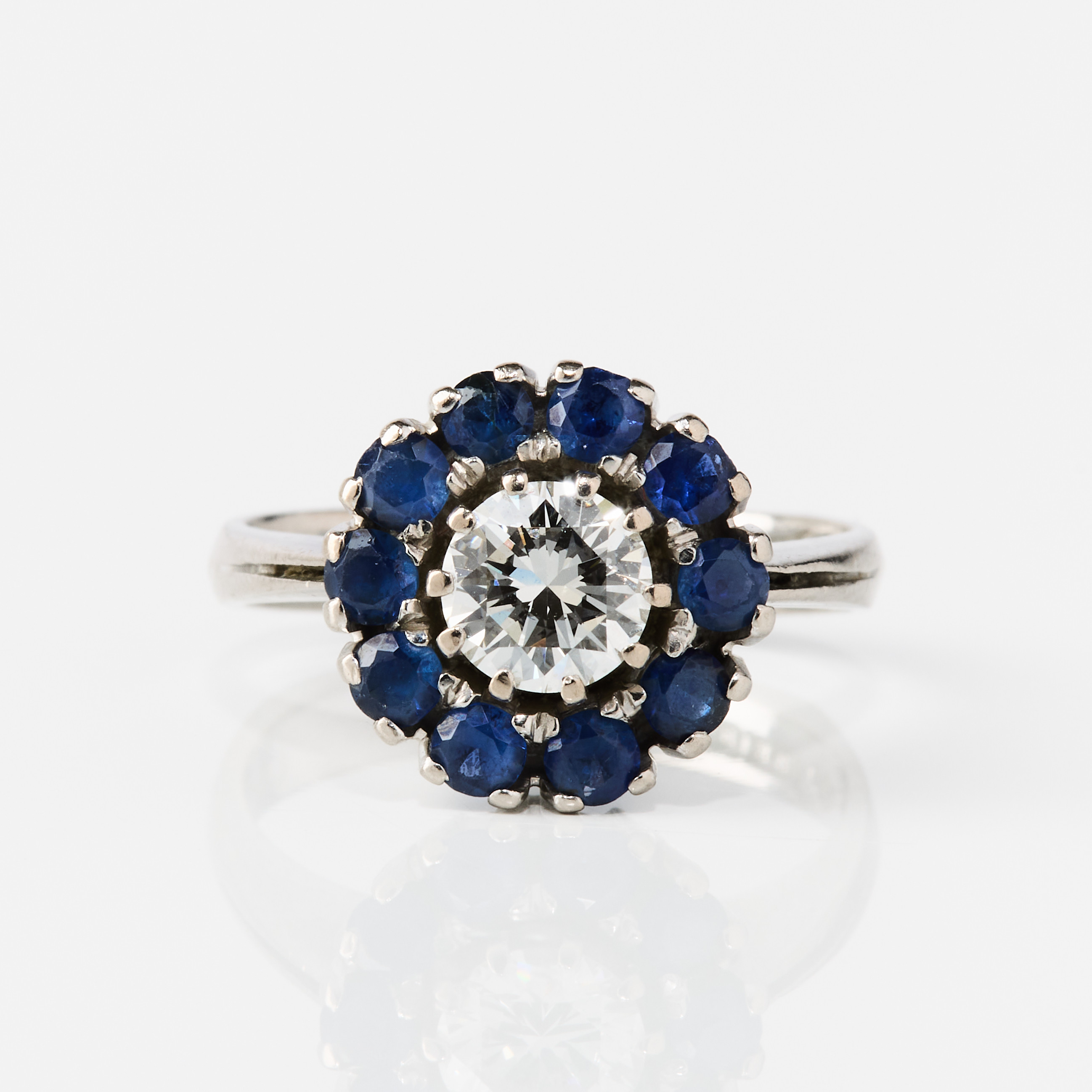 CARMOSÉRING, 18K vitguld med en safir och diamanter, Lawepe, Stockholm 1967.