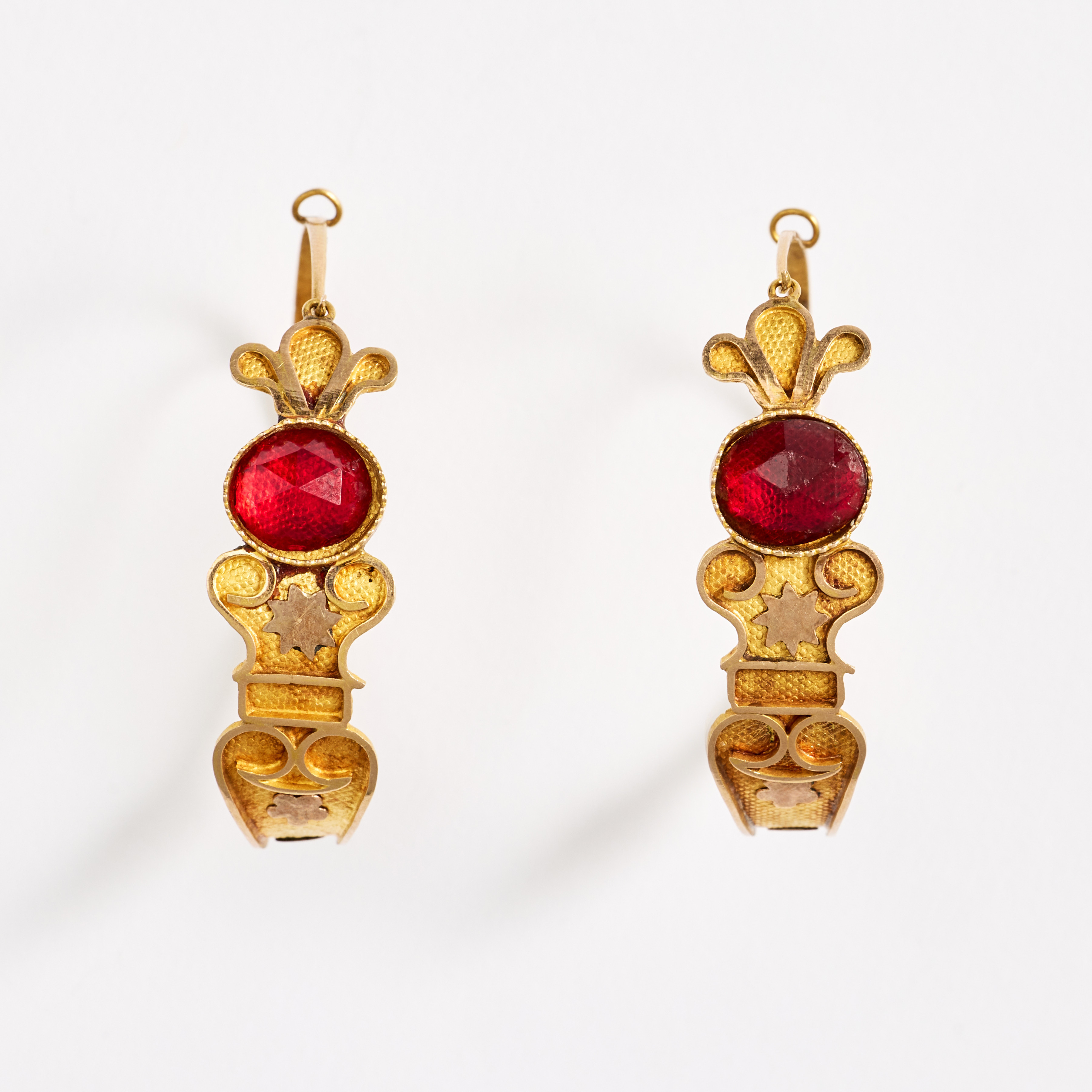 Örhängen, ett par, så kallade poissardes, 18K guld med röd paset, empire, Stockholm omkring år 1800.