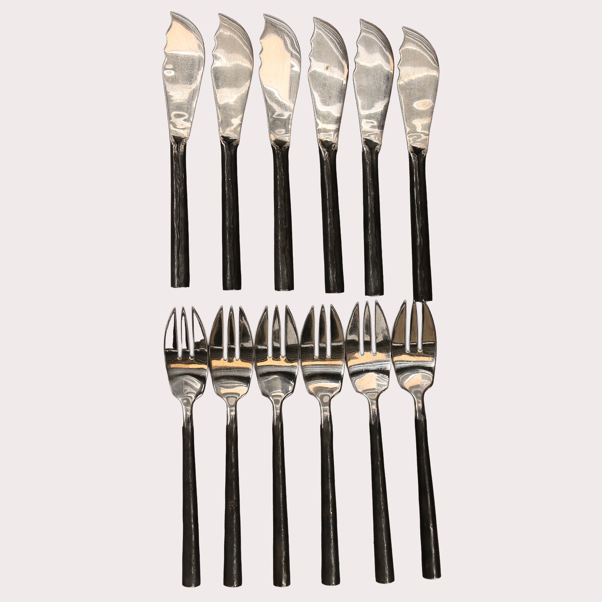 FISKBESTICK, 12 st., handsmitt stål, Rangthong design av Jaivid Rangthong, Thailand, formgivna på 1970-talet.