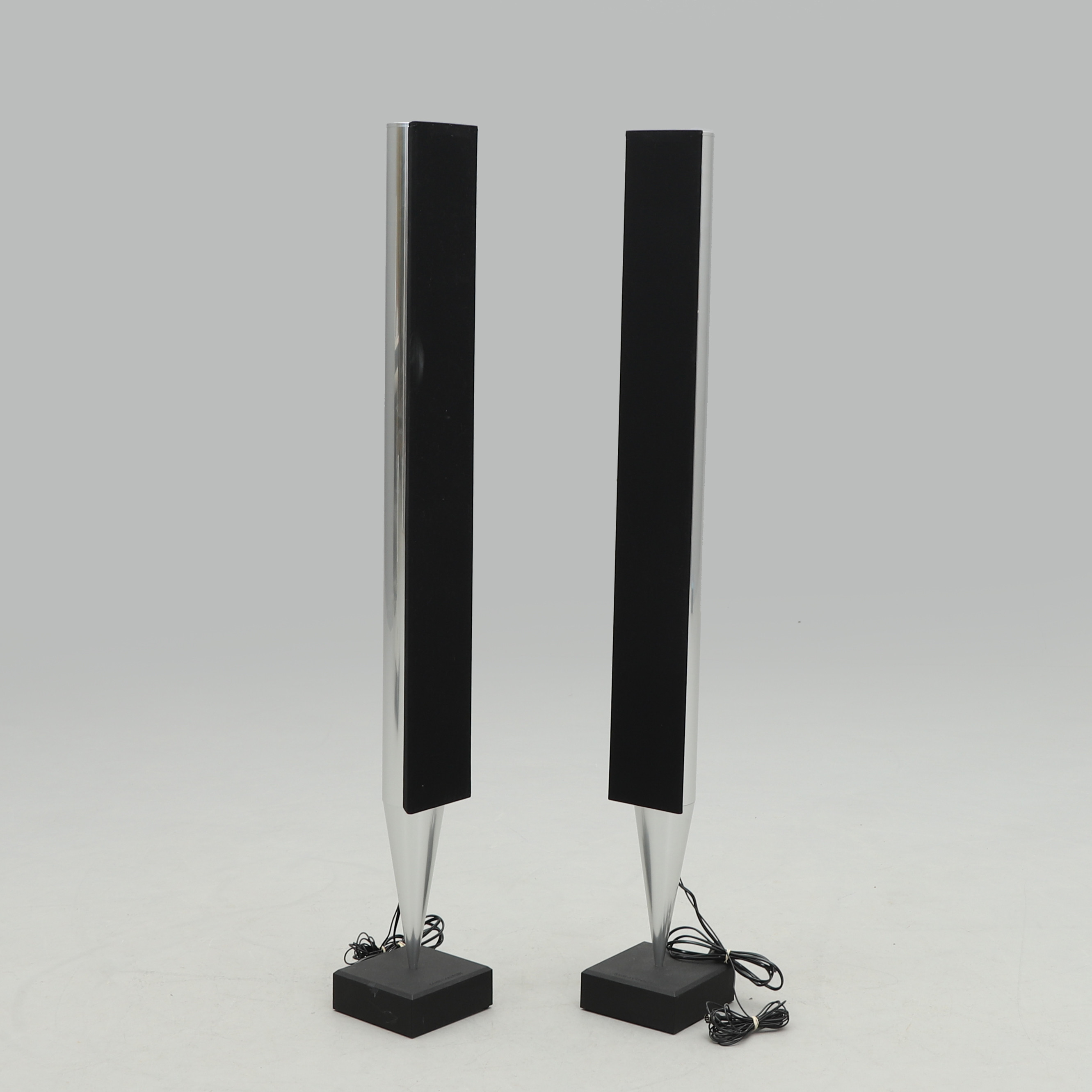 BANG & OLUFSEN. Ett par högtalare, BeoLab 8000, Danmark.